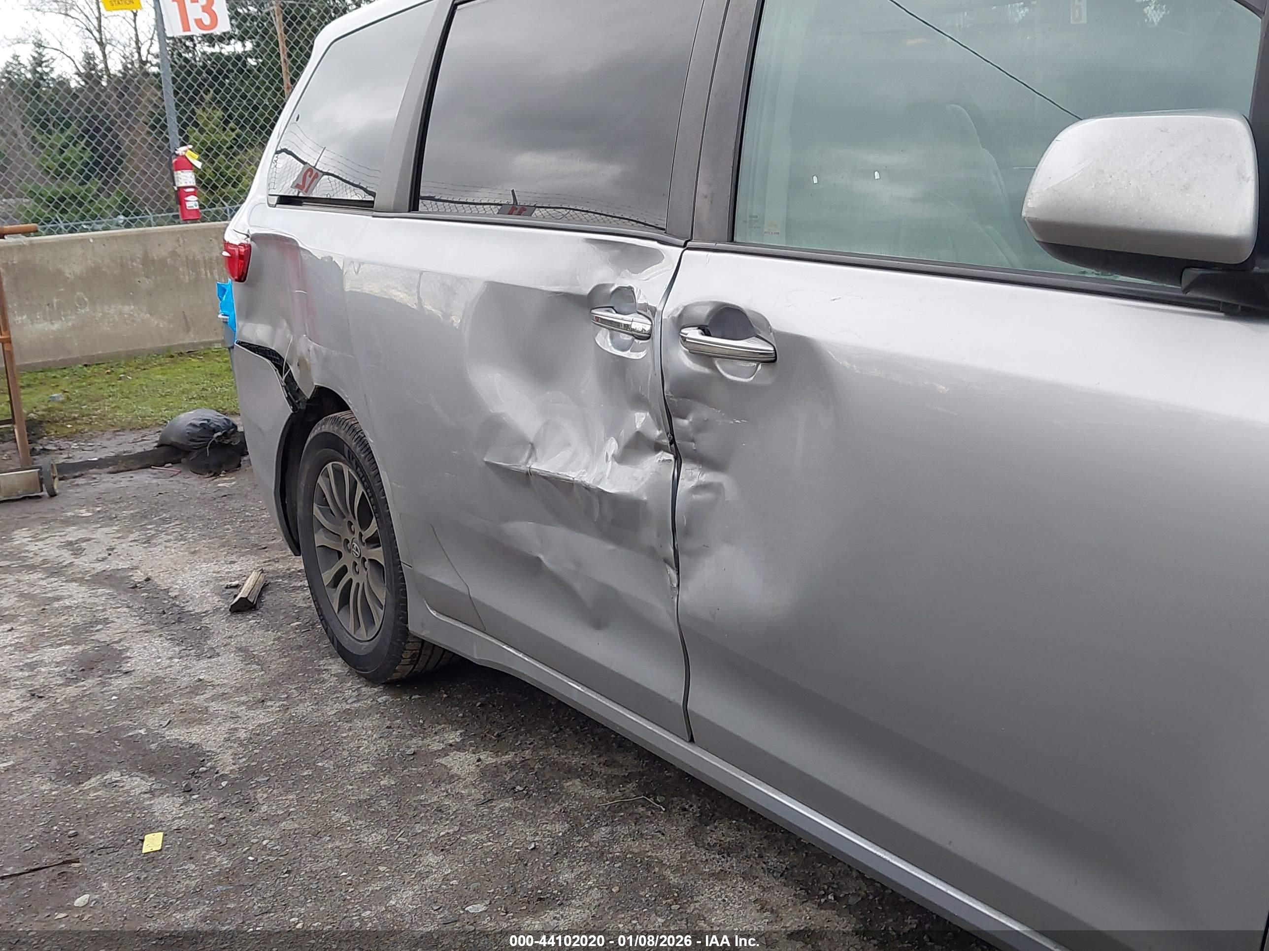 TOYOTA SIENNA image 6