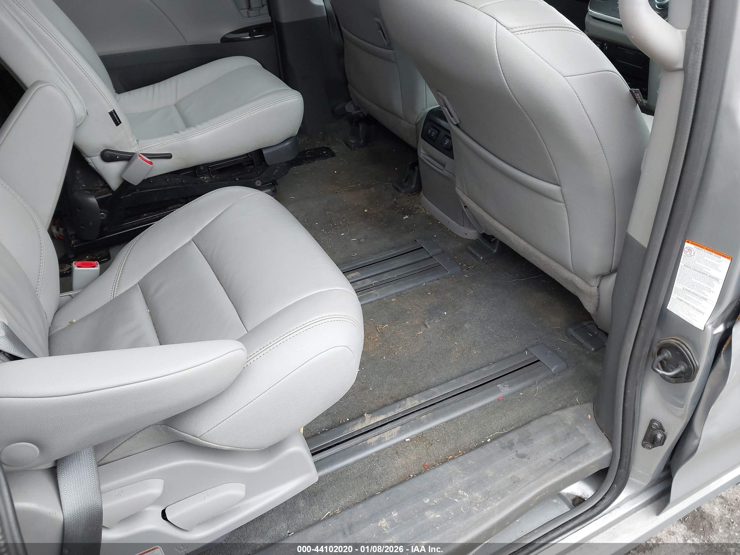 TOYOTA SIENNA image 8
