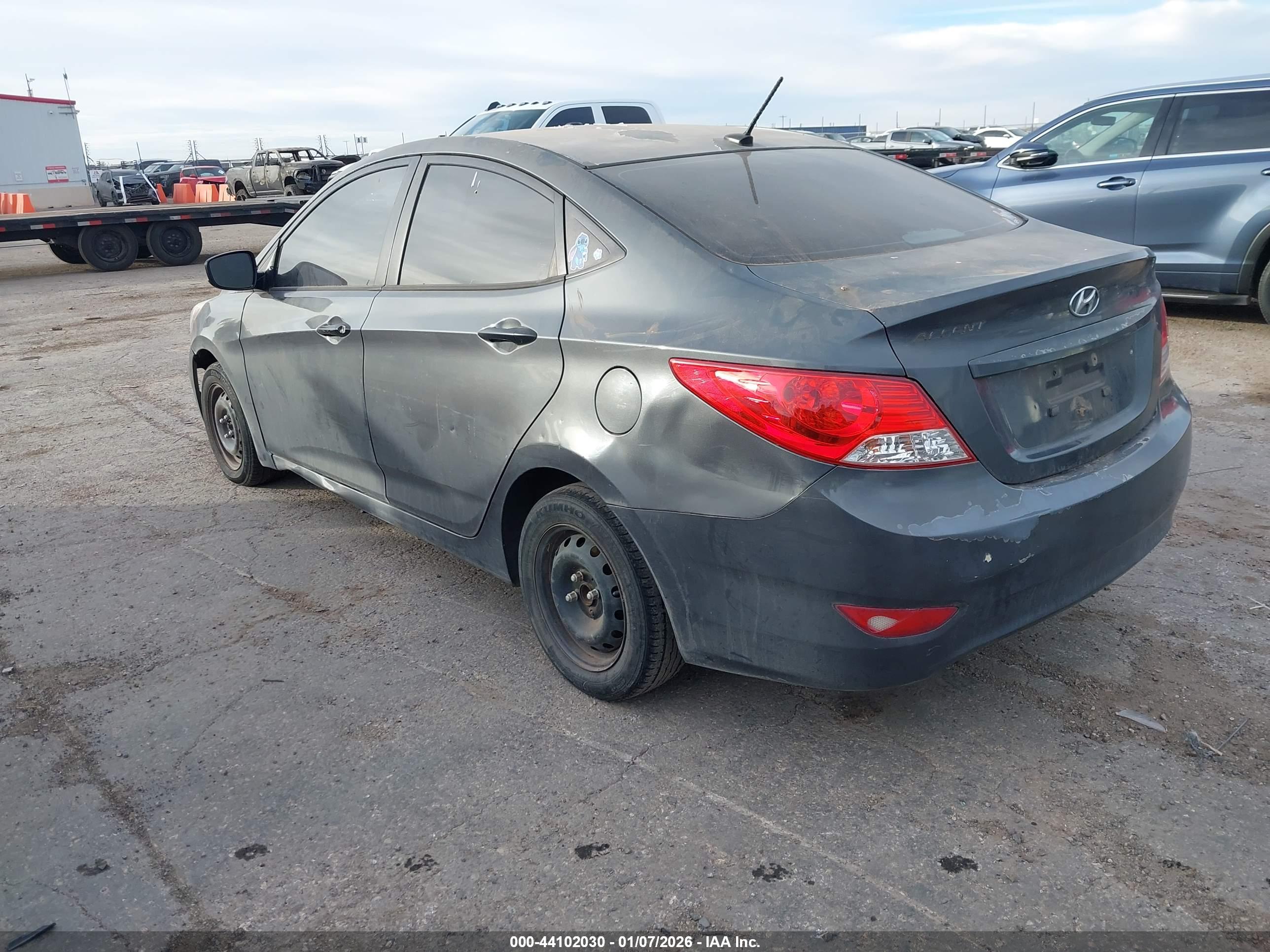 HYUNDAI ACCENT image 3