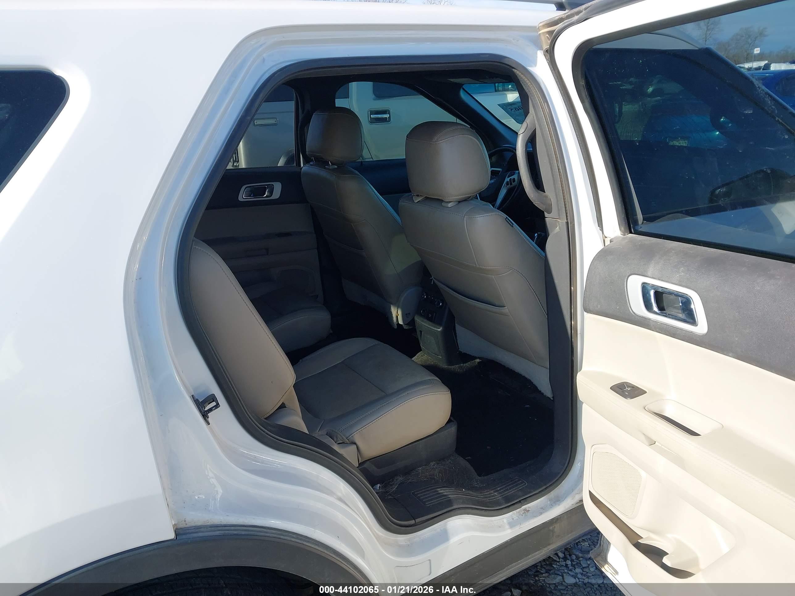 FORD EXPLORER image 8