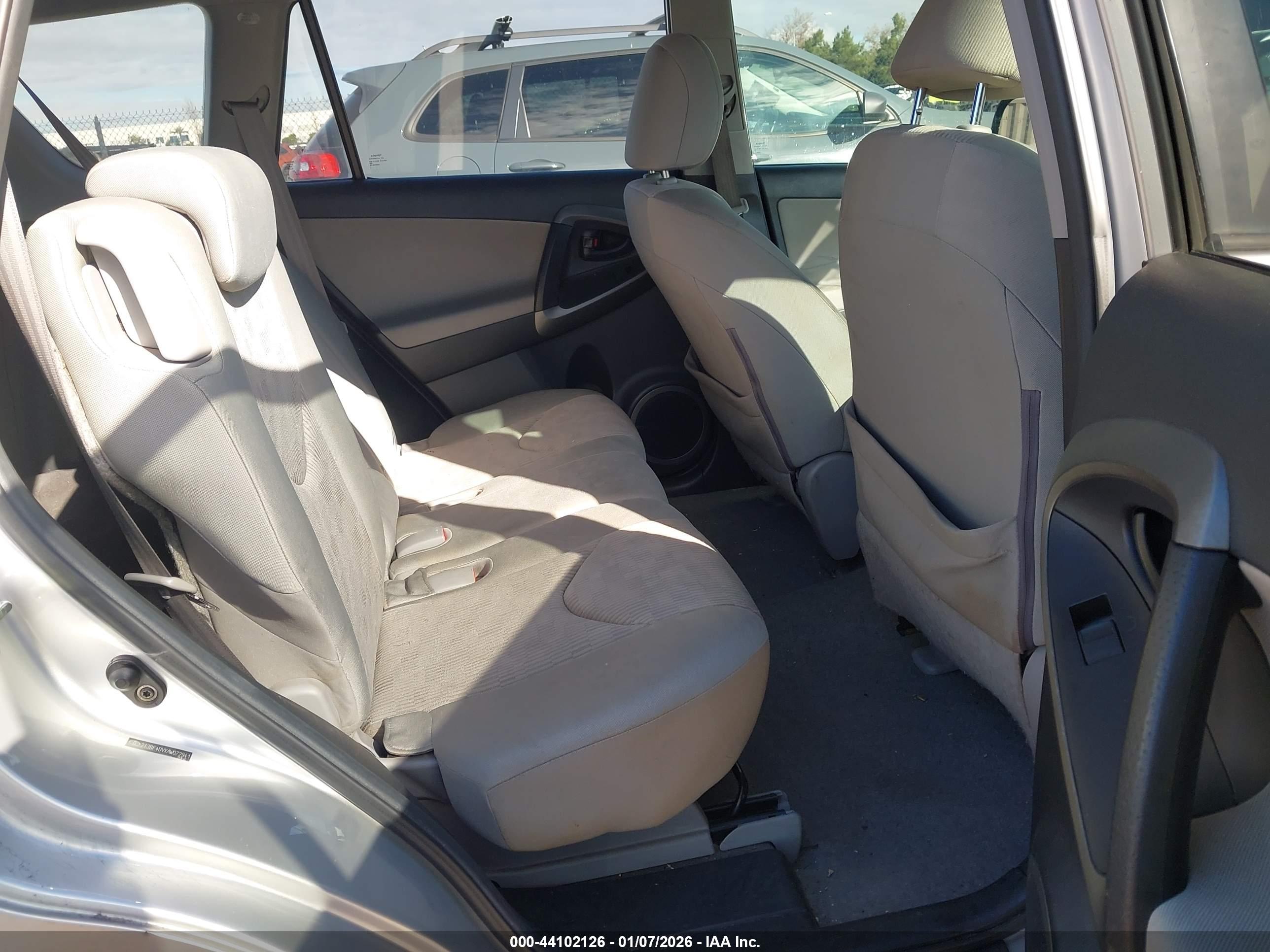 TOYOTA RAV4 image 8