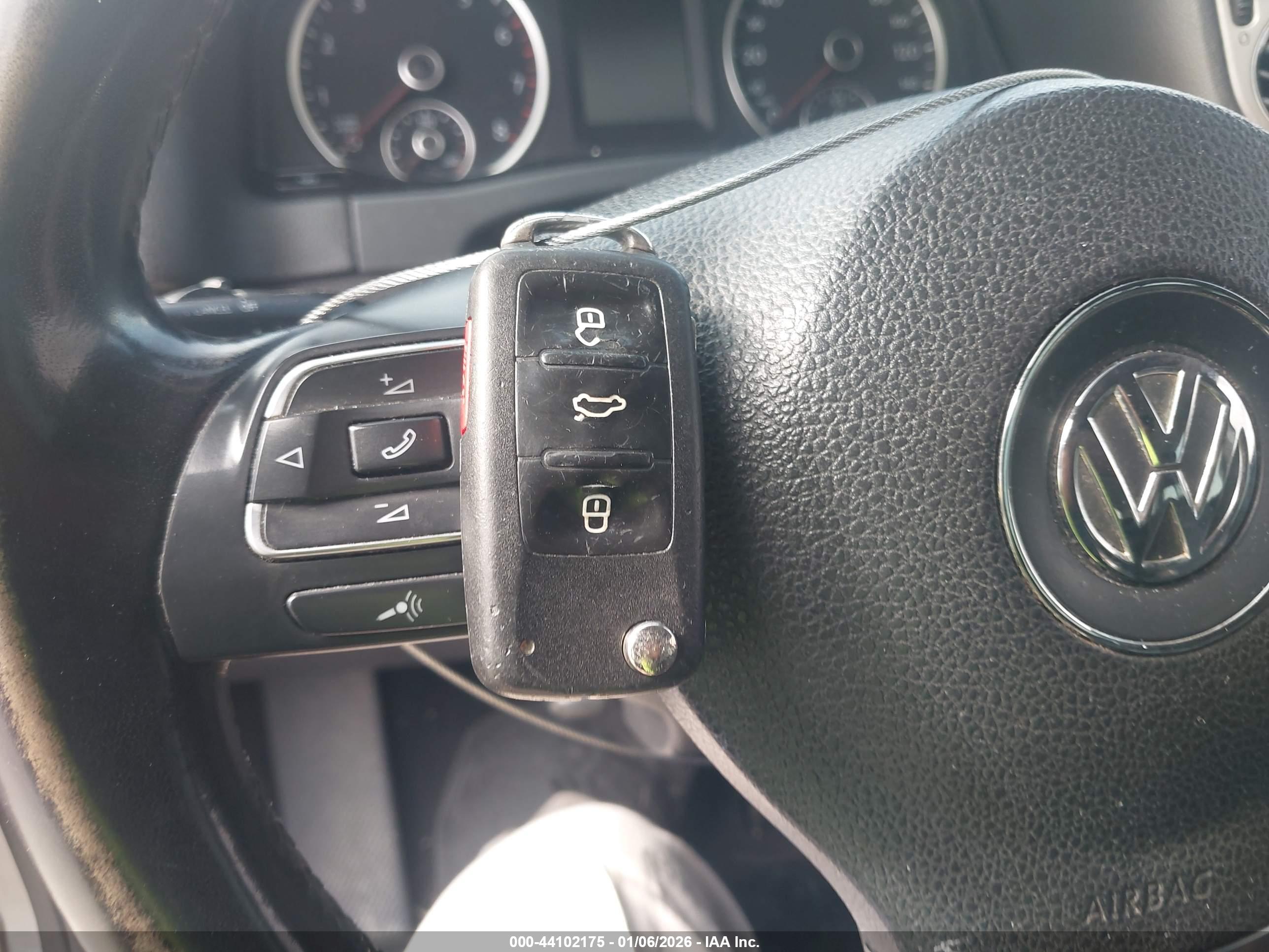 VOLKSWAGEN TIGUAN image 11