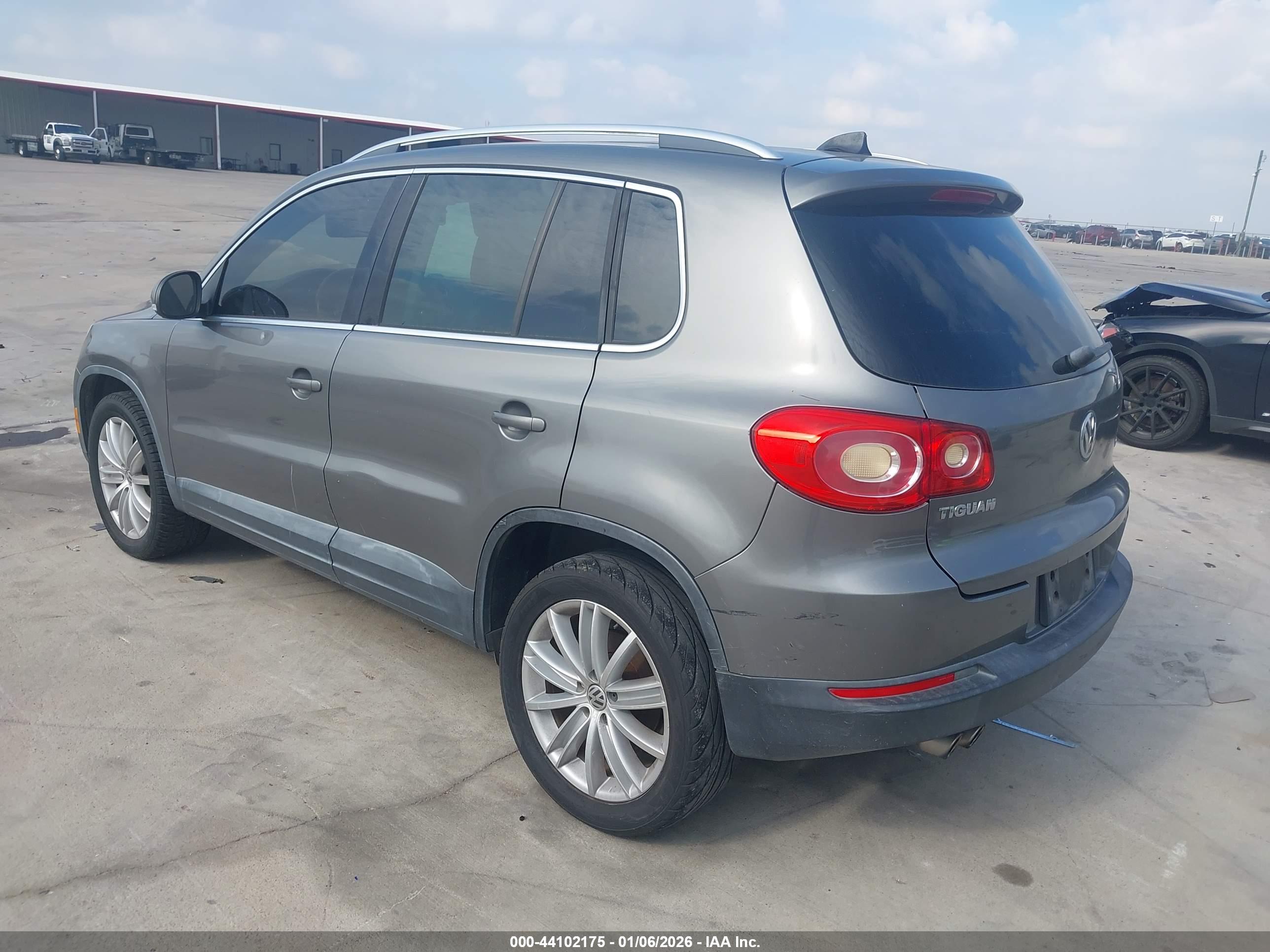 VOLKSWAGEN TIGUAN image 3