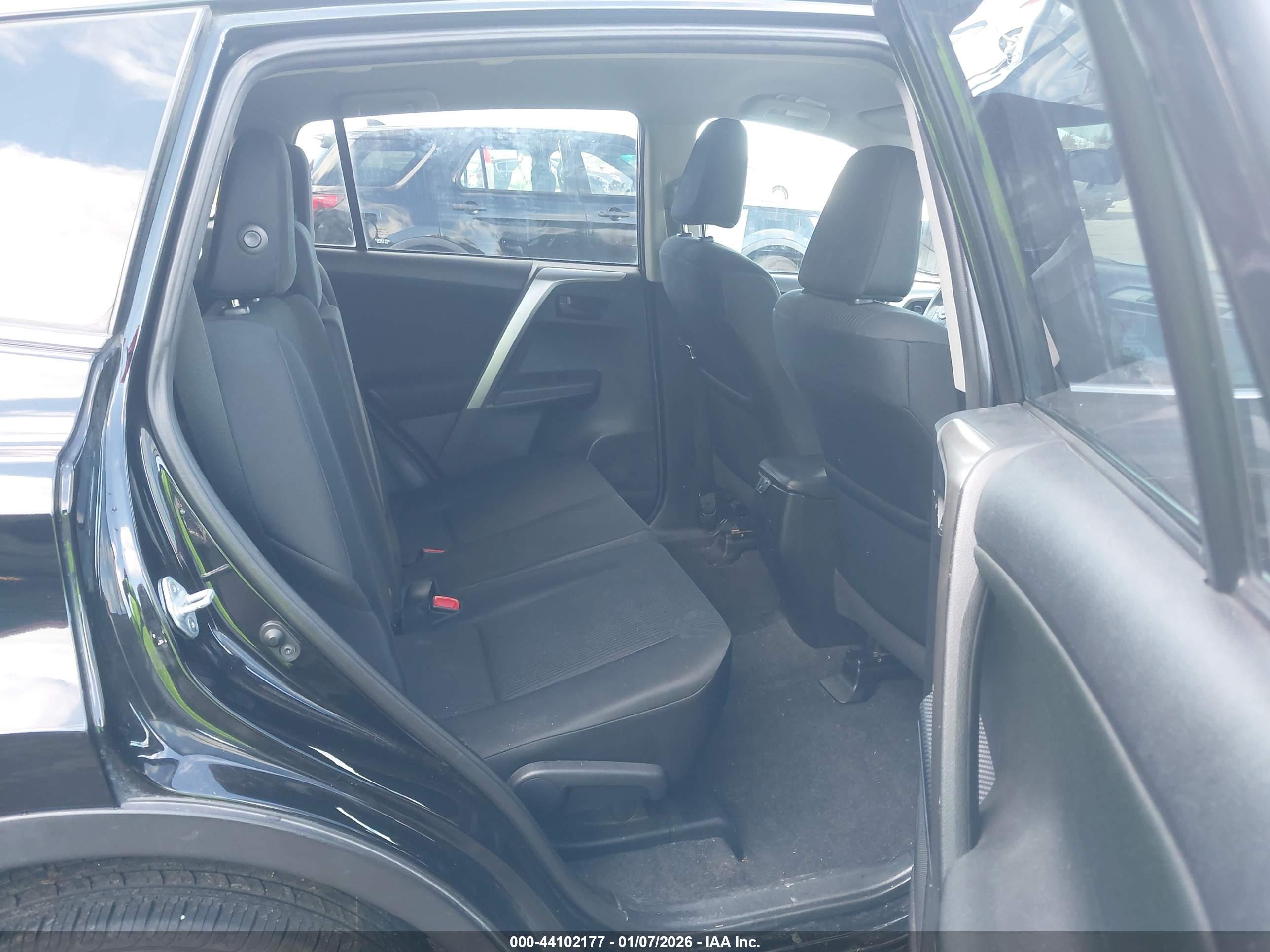 TOYOTA RAV4 image 8