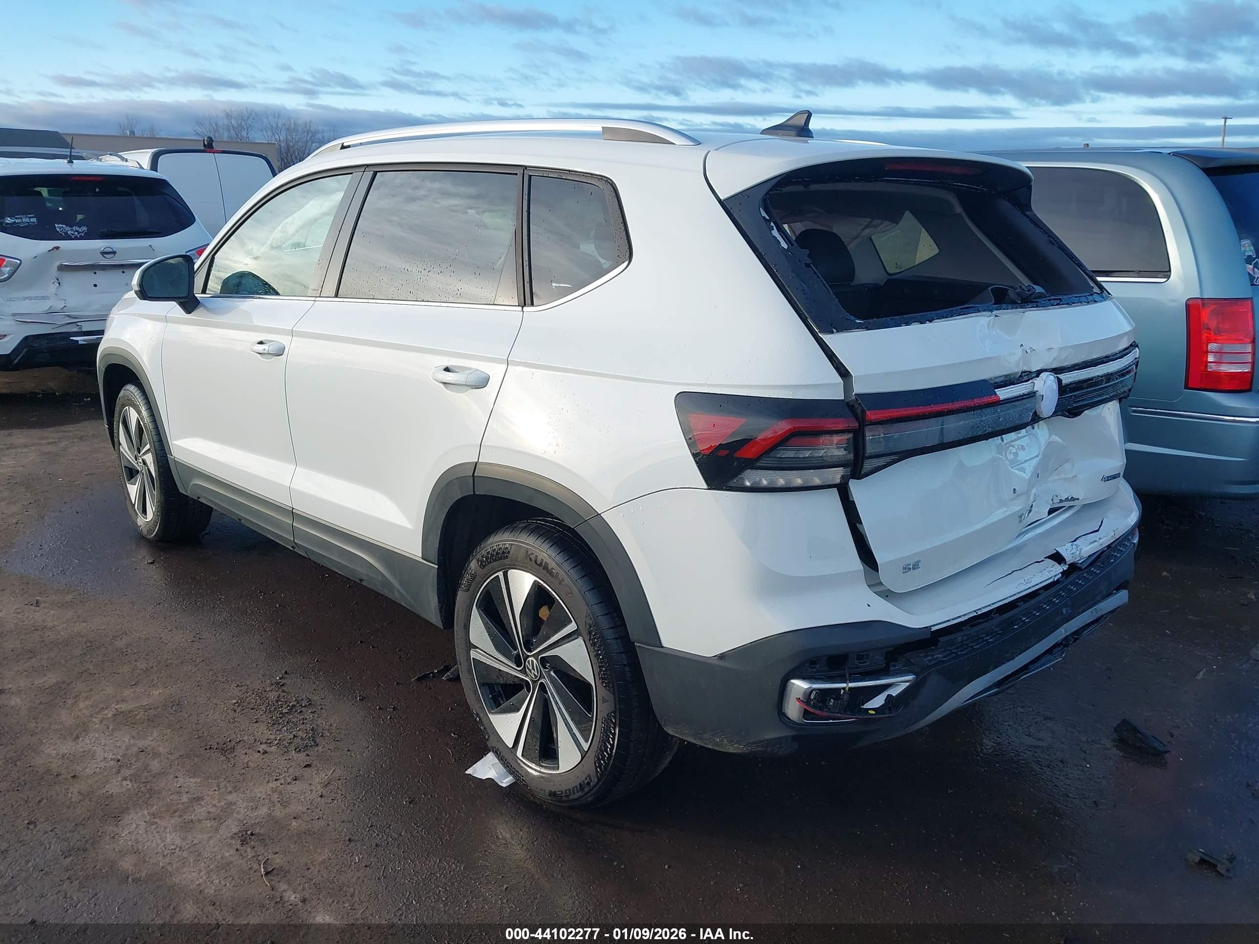 VOLKSWAGEN TAOS image 3
