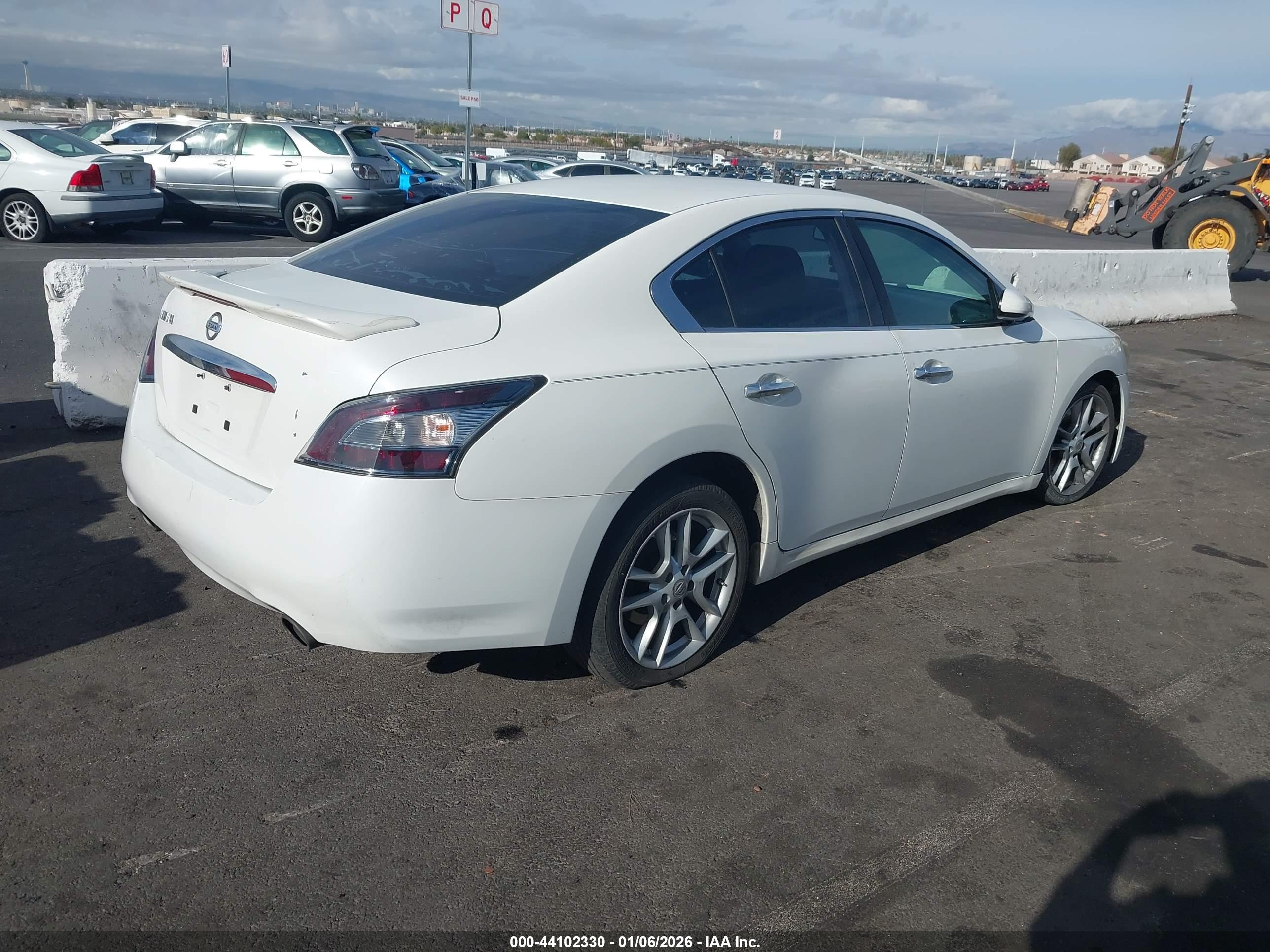 NISSAN MAXIMA image 4