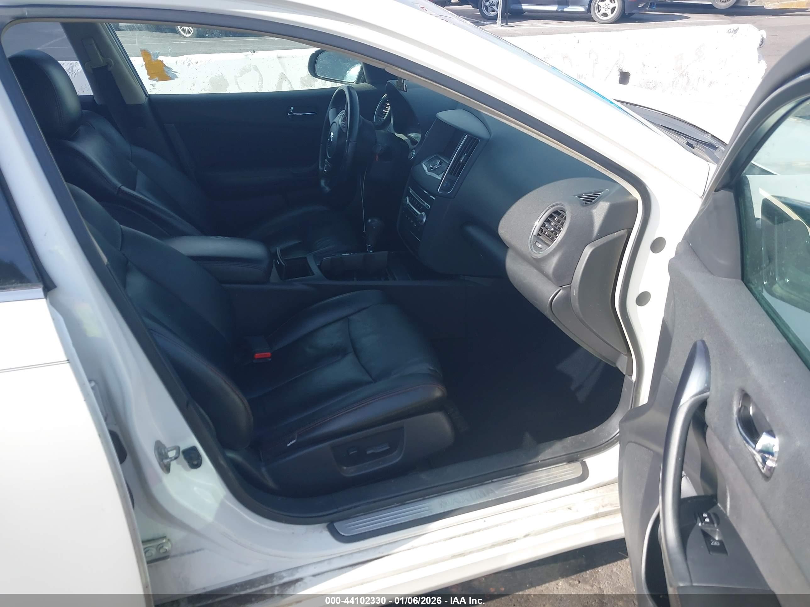 NISSAN MAXIMA image 5