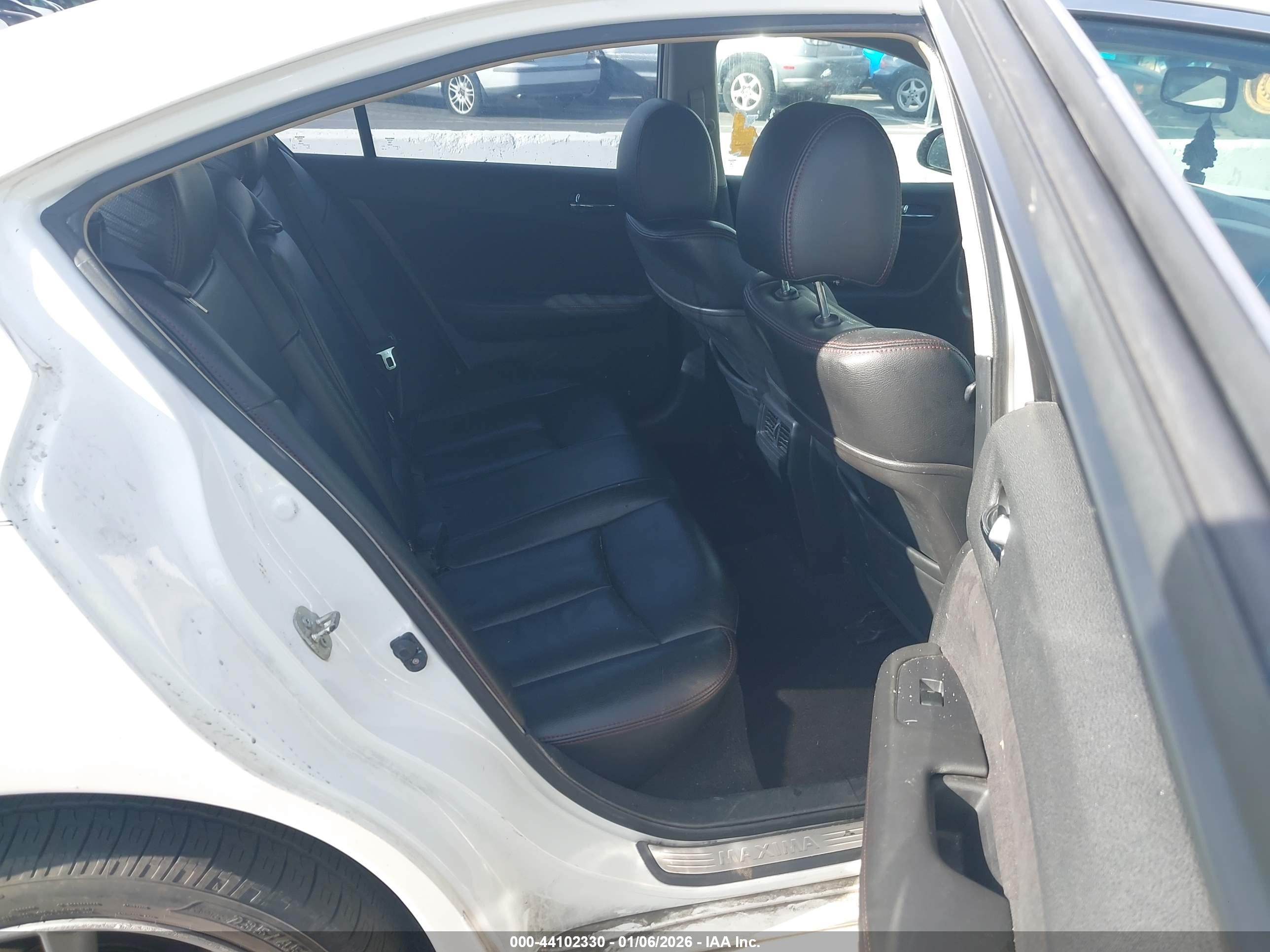 NISSAN MAXIMA image 8