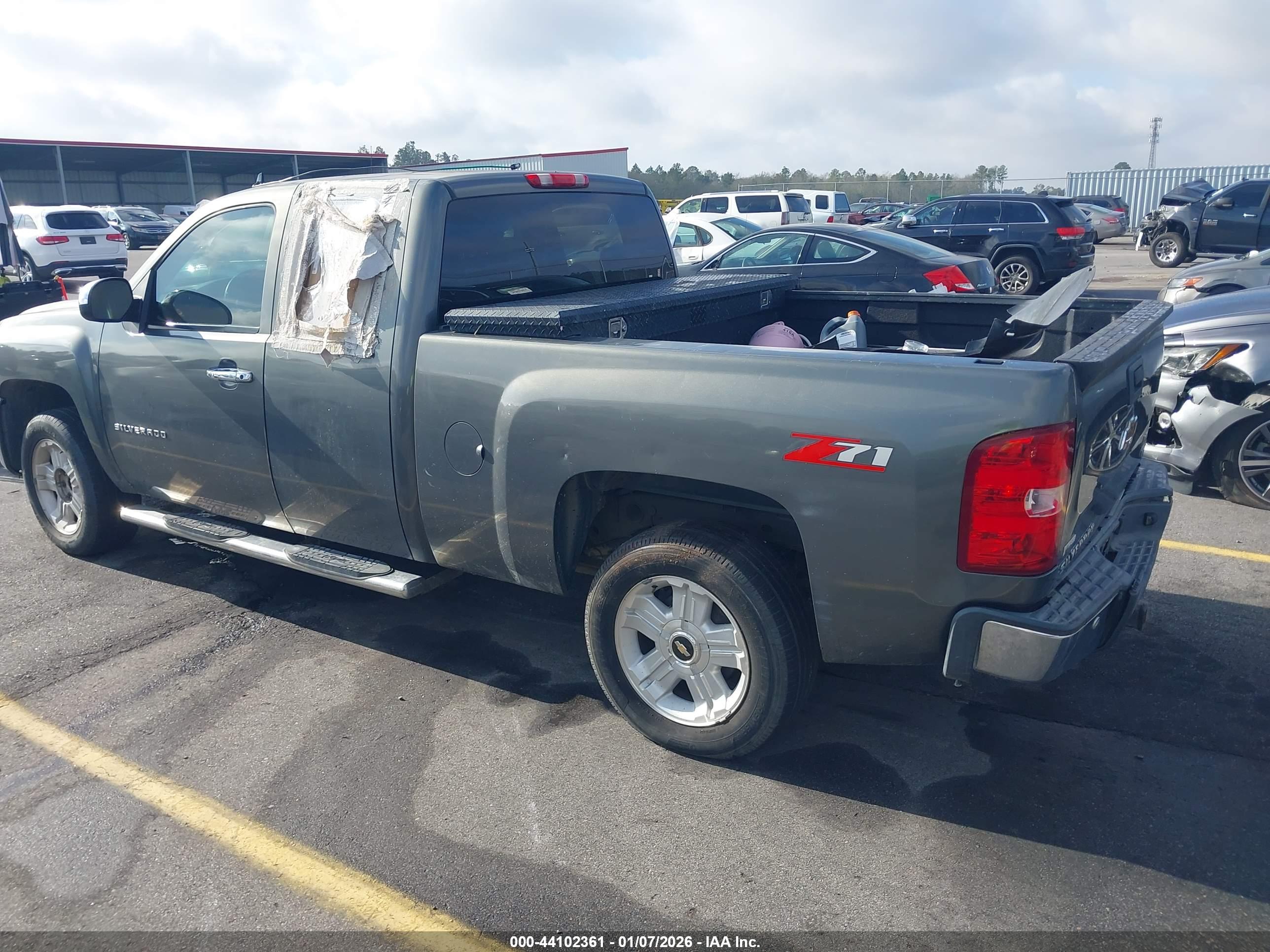 CHEVROLET SILVERADO image 3