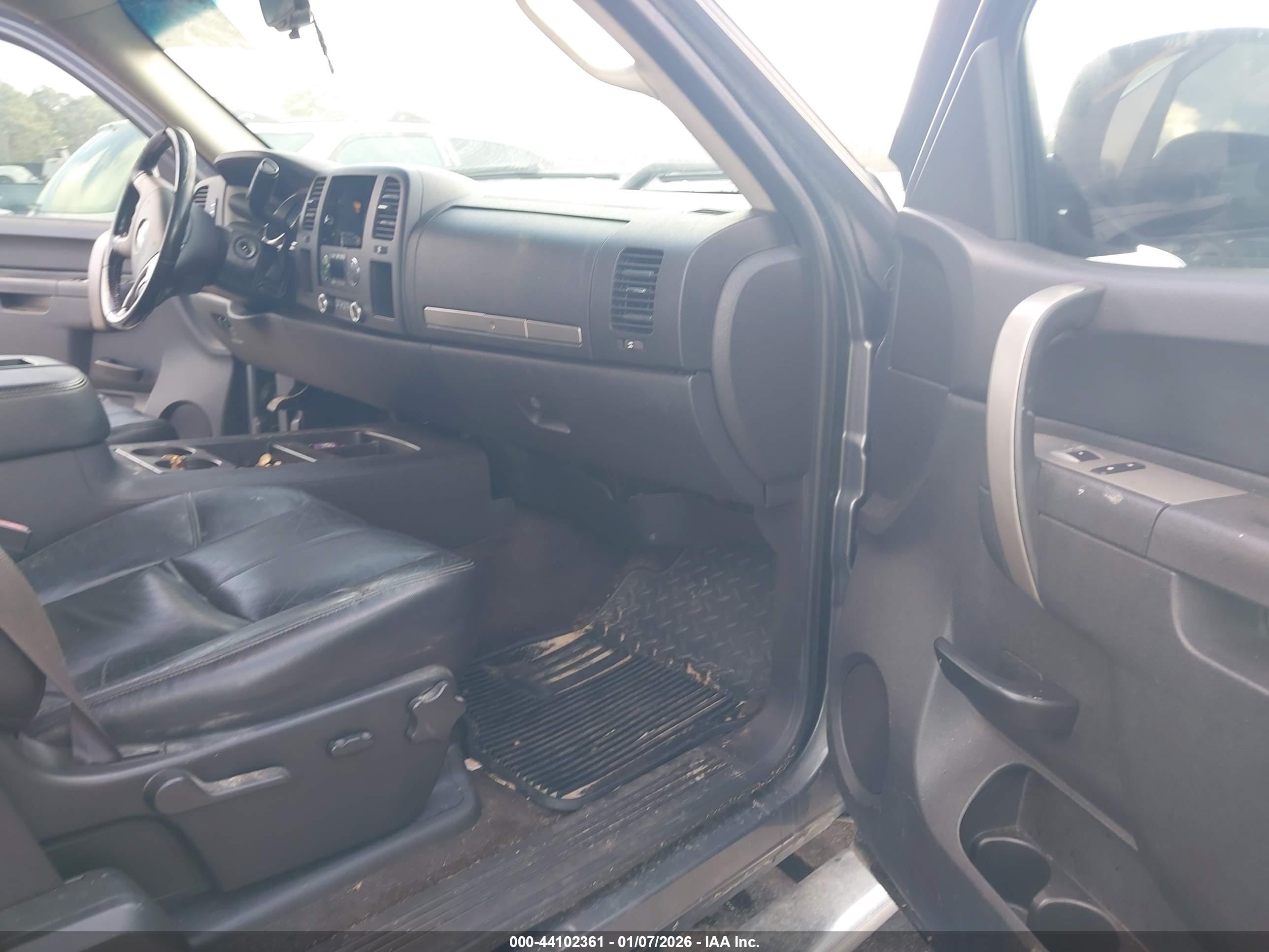 CHEVROLET SILVERADO image 5