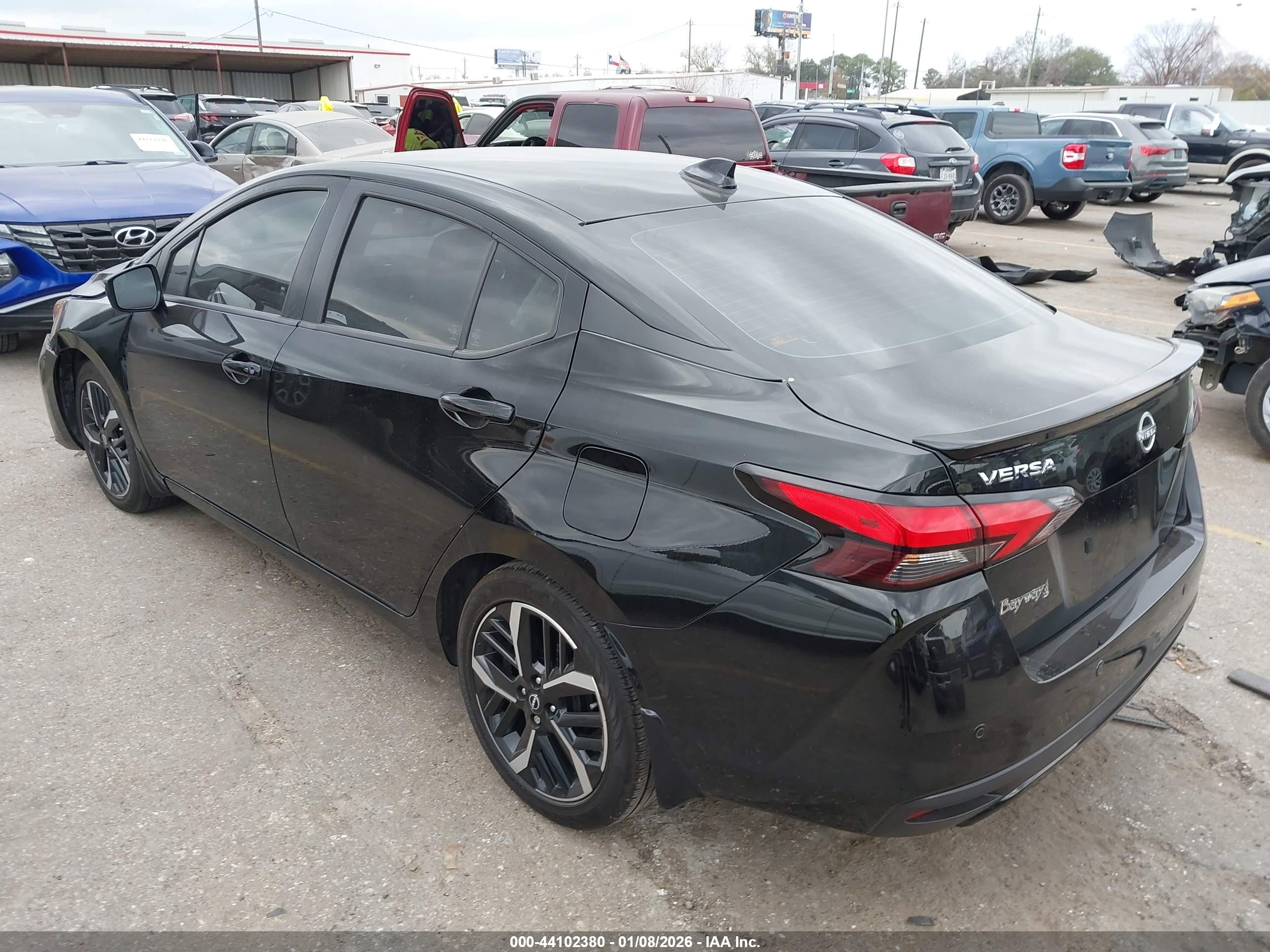NISSAN VERSA image 3