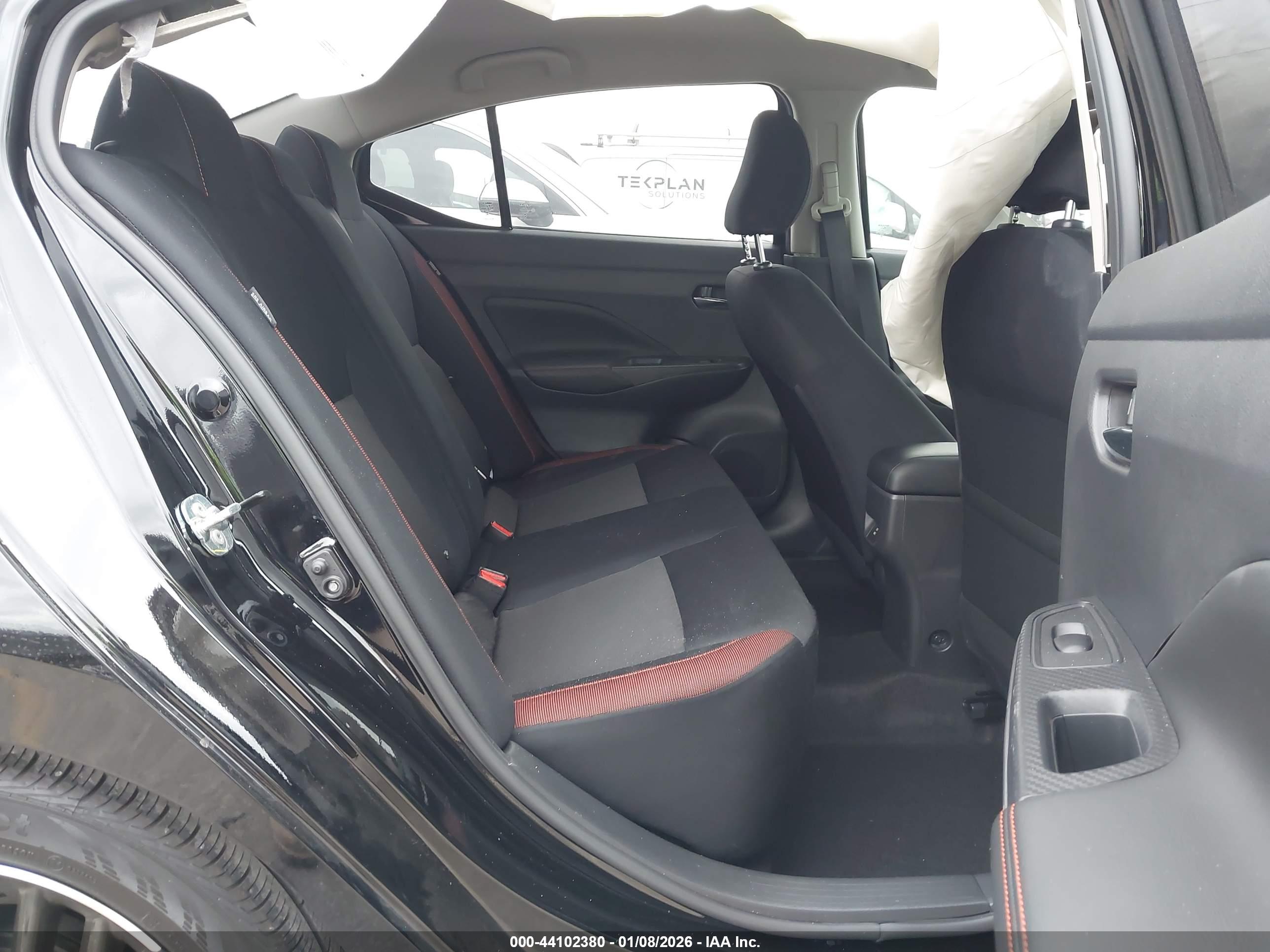 NISSAN VERSA image 8