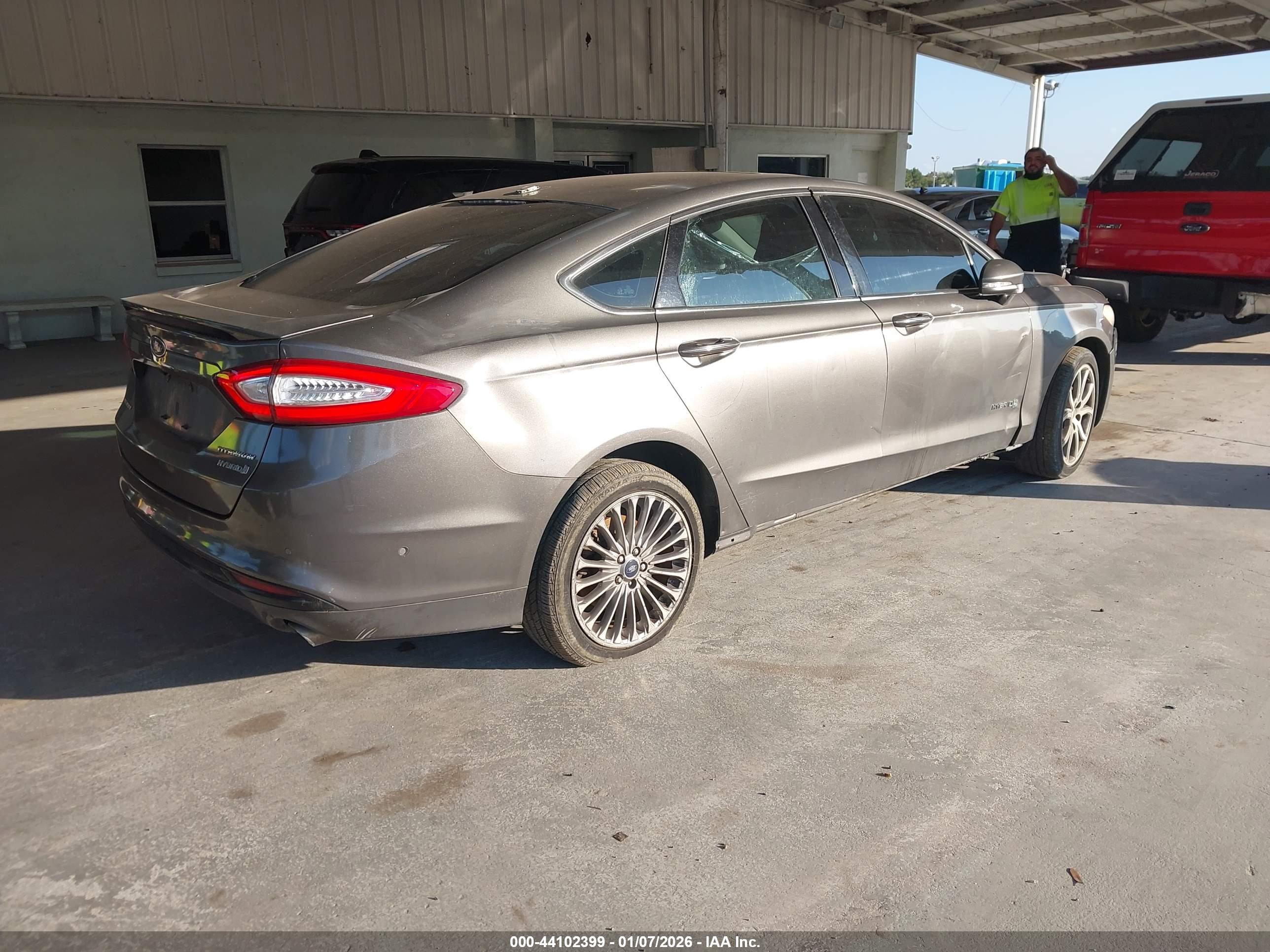 FORD FUSION image 4