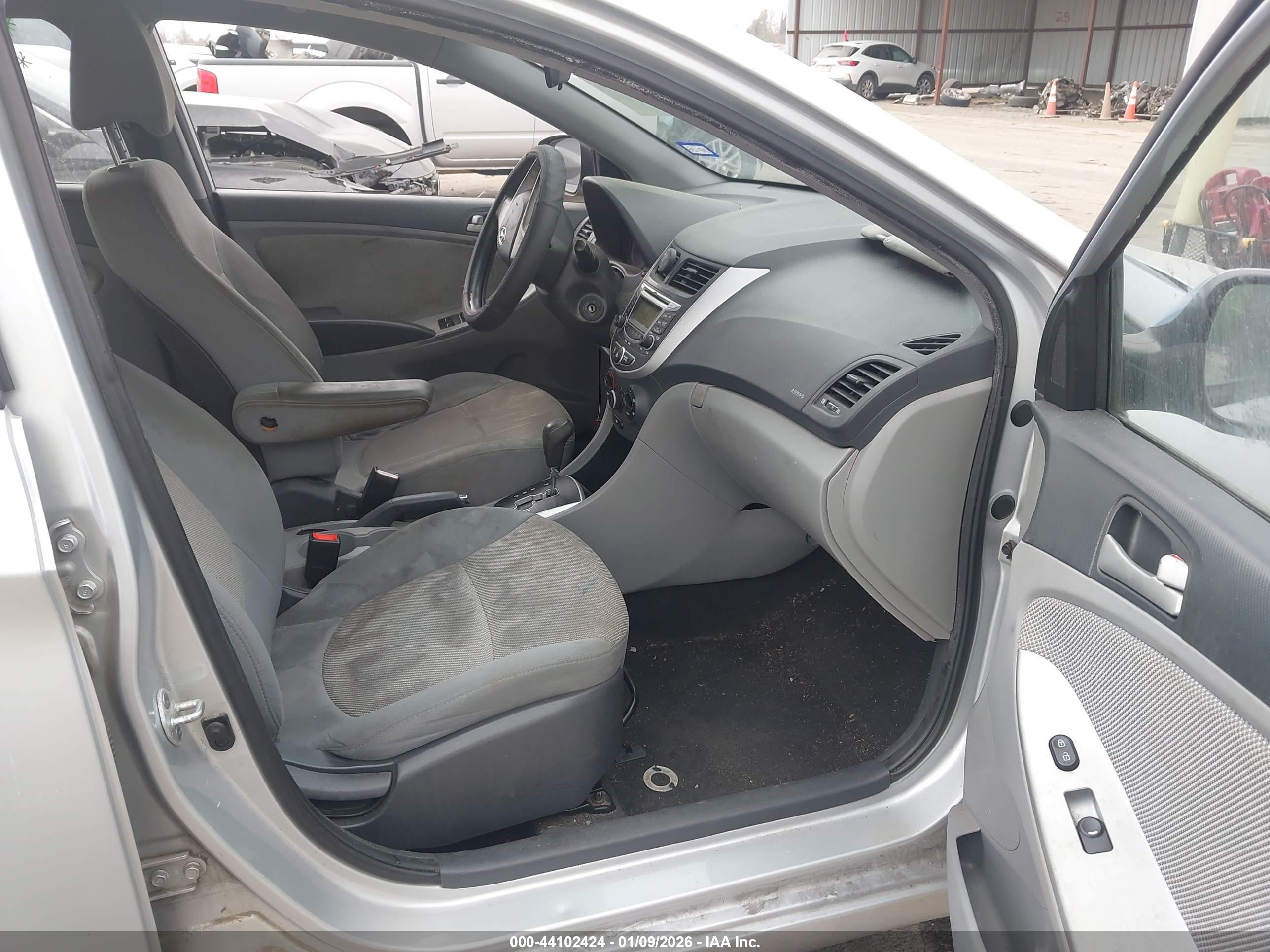 HYUNDAI ACCENT image 5