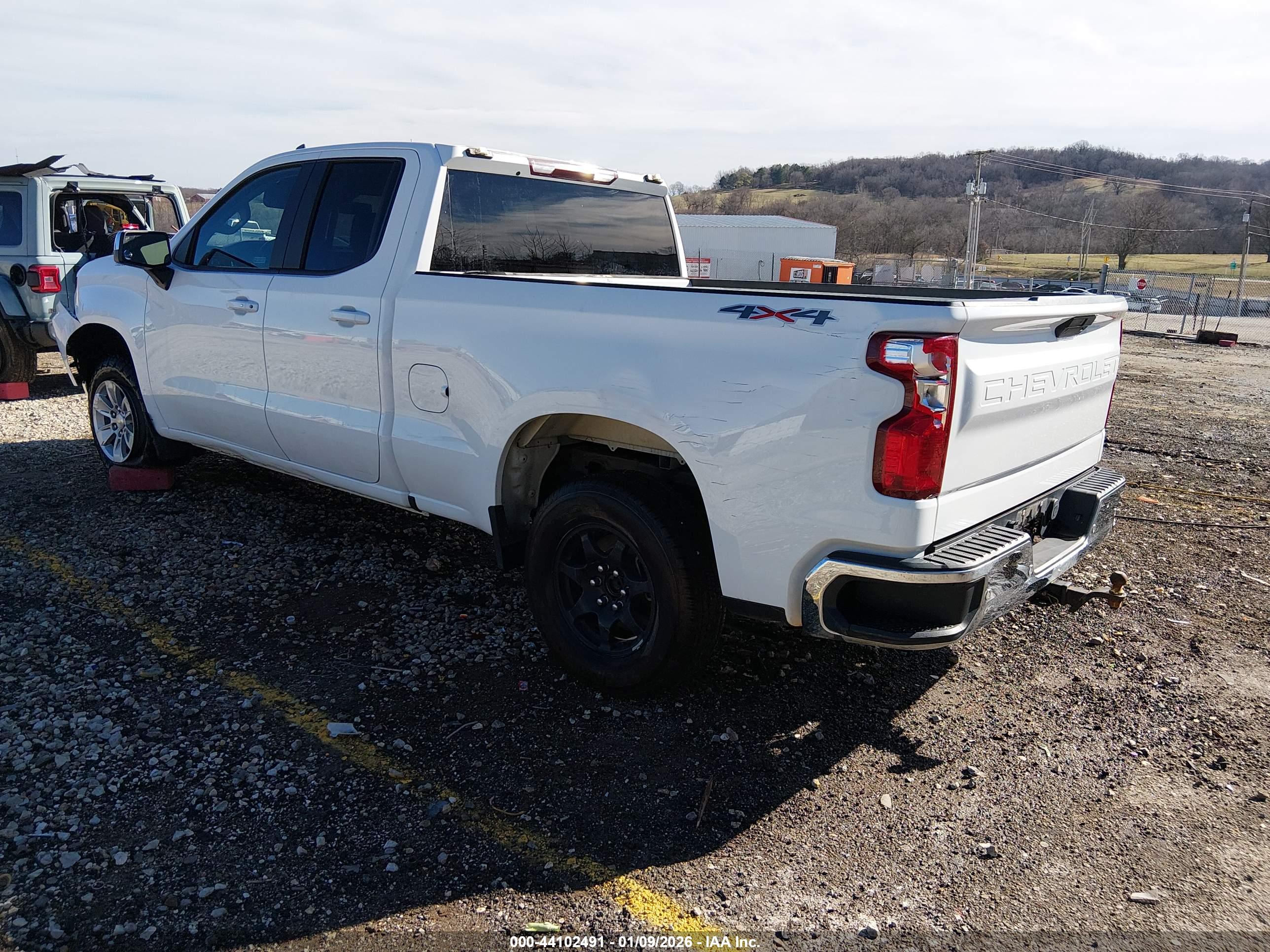 CHEVROLET SILVERADO image 3