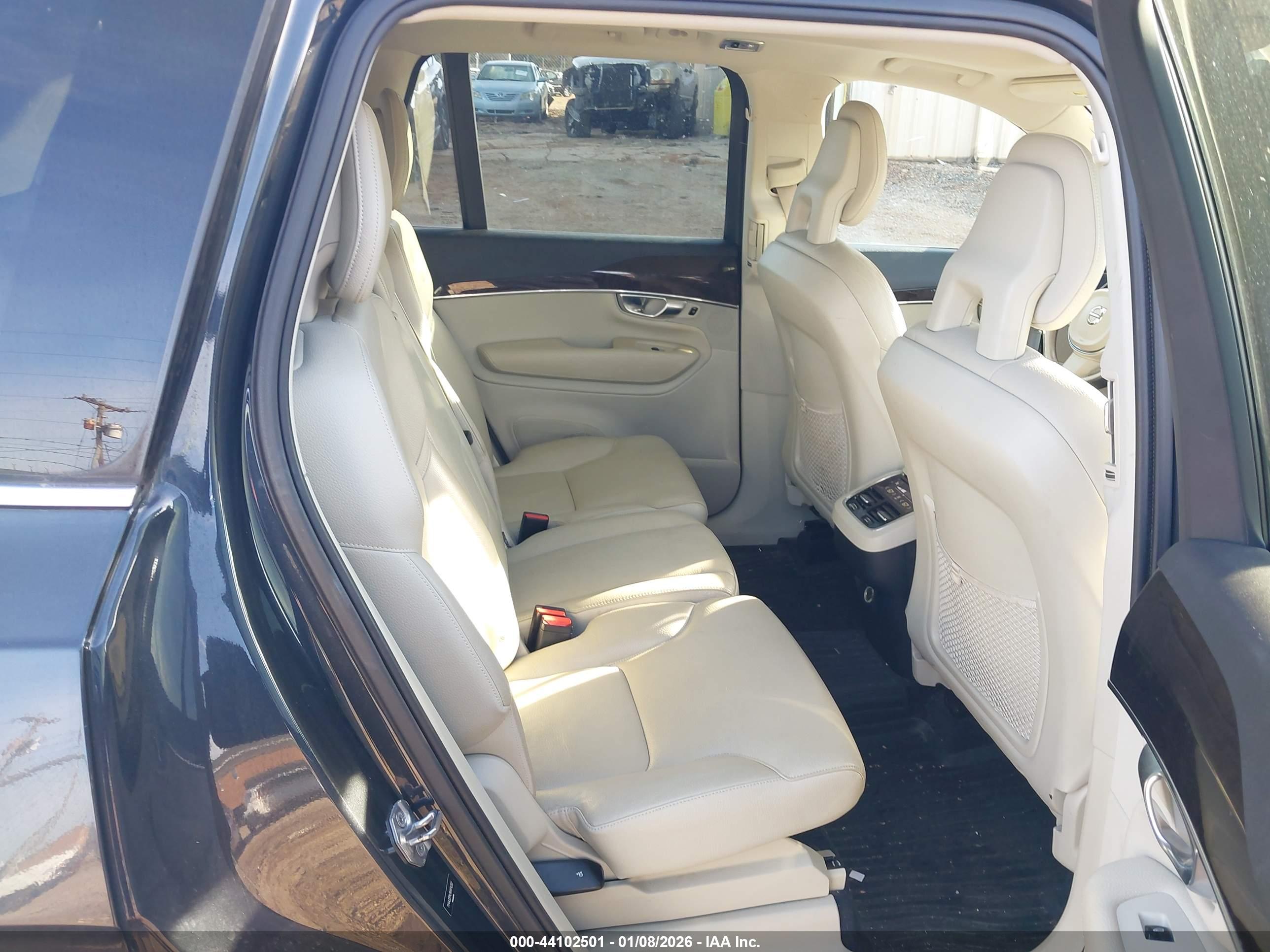 VOLVO XC90 image 8