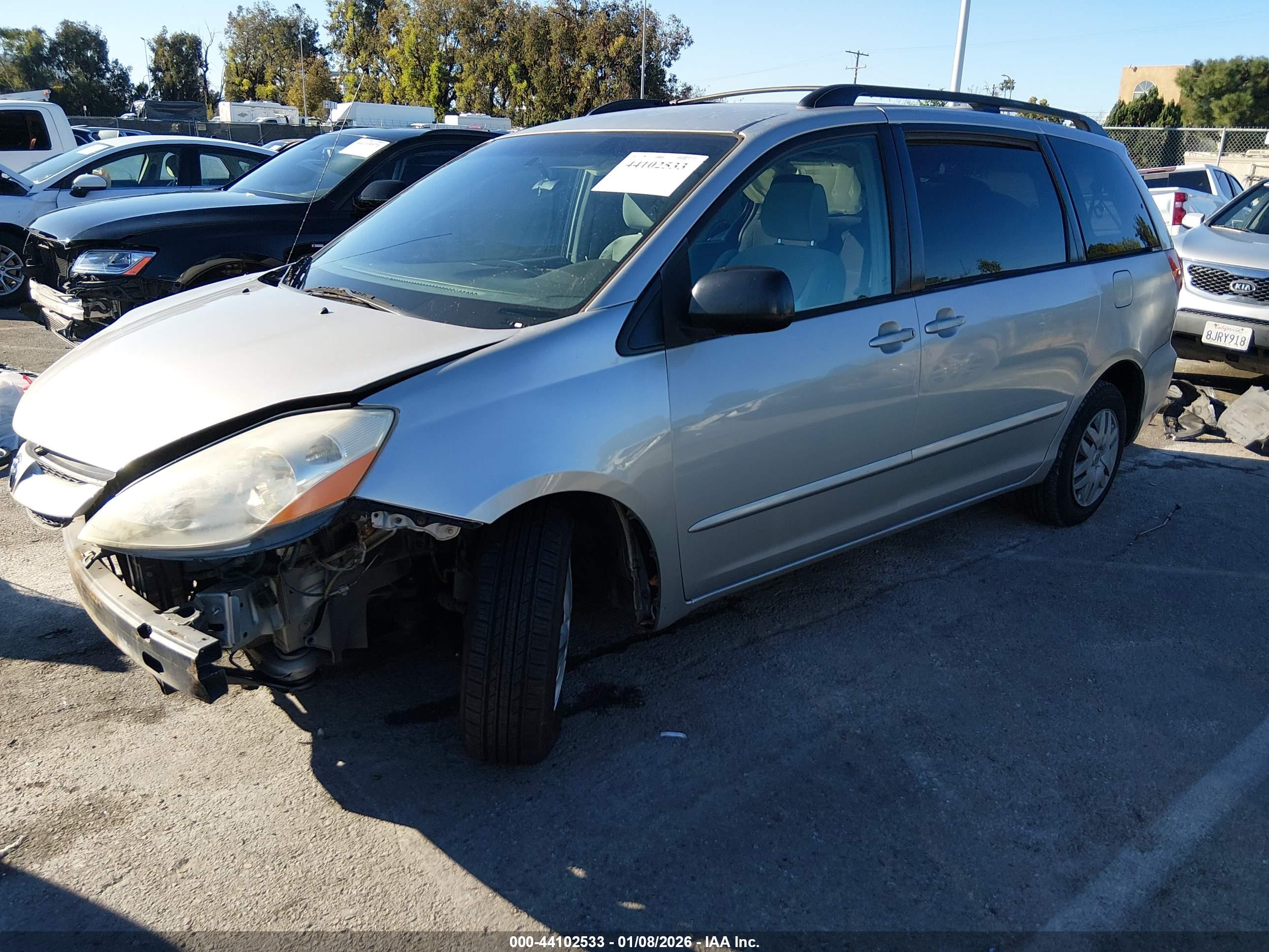 TOYOTA SIENNA image 2