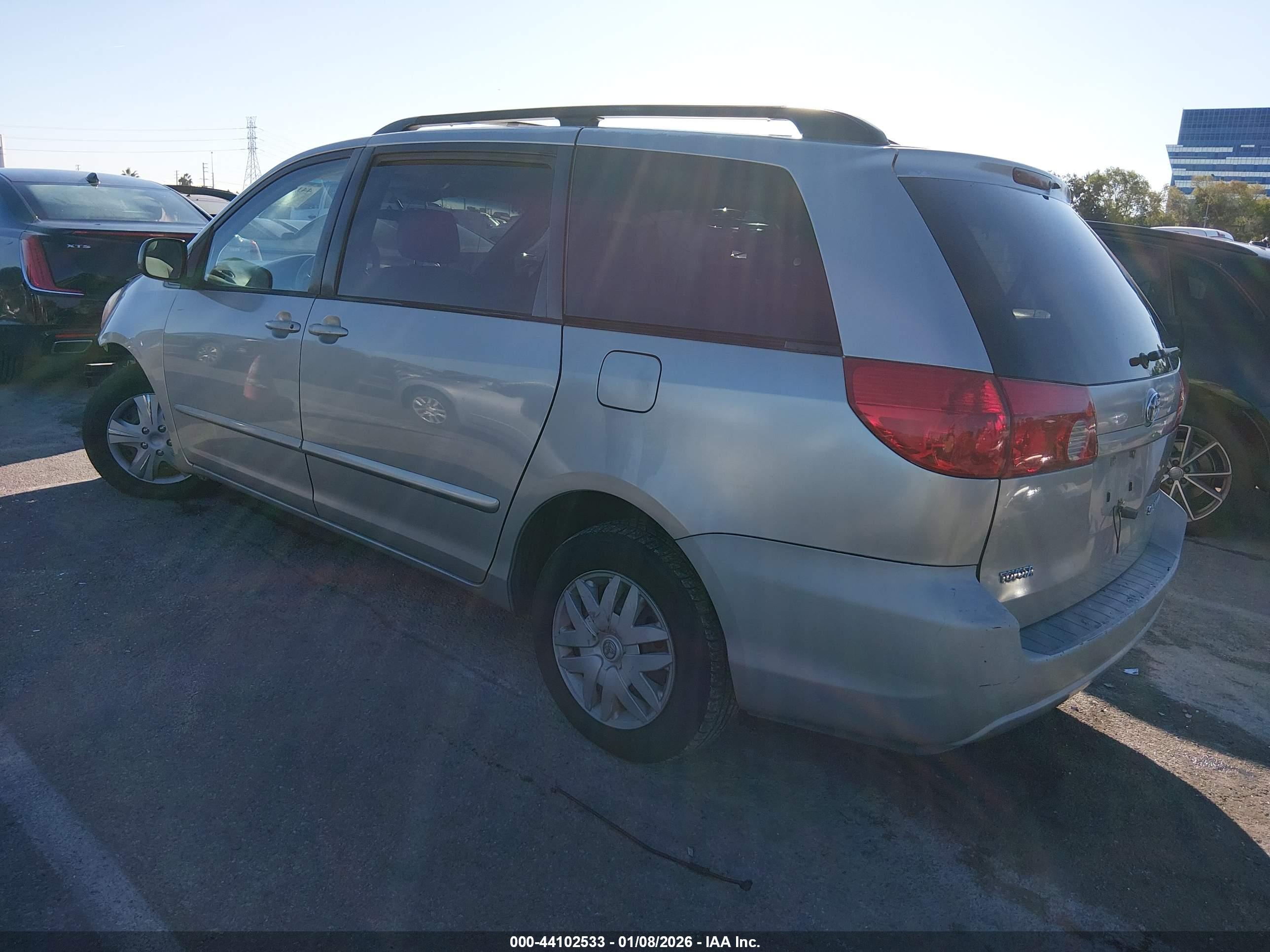 TOYOTA SIENNA image 3