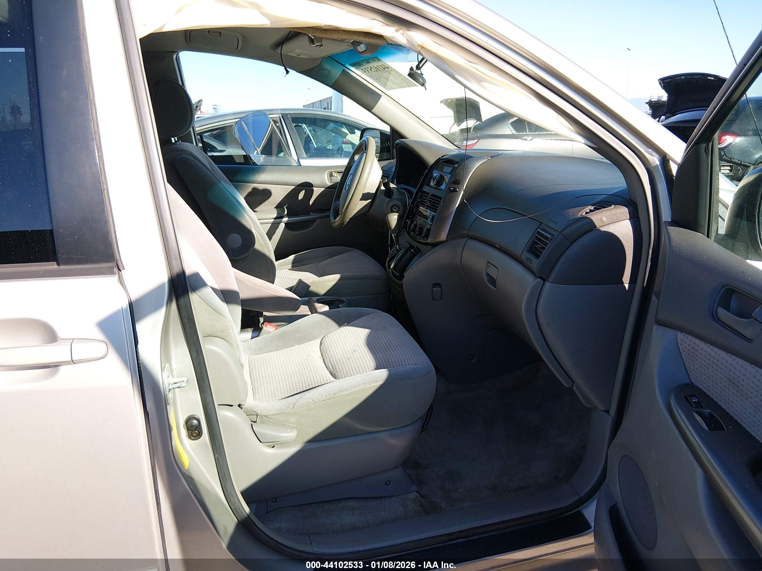 TOYOTA SIENNA image 5