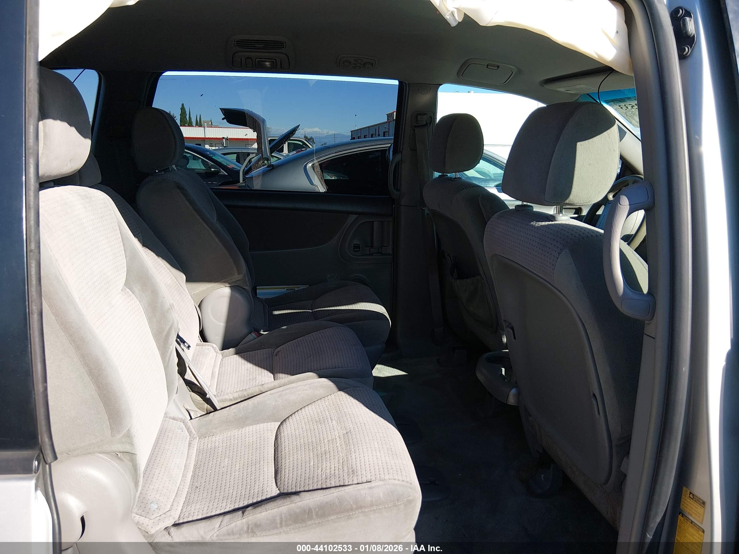 TOYOTA SIENNA image 8
