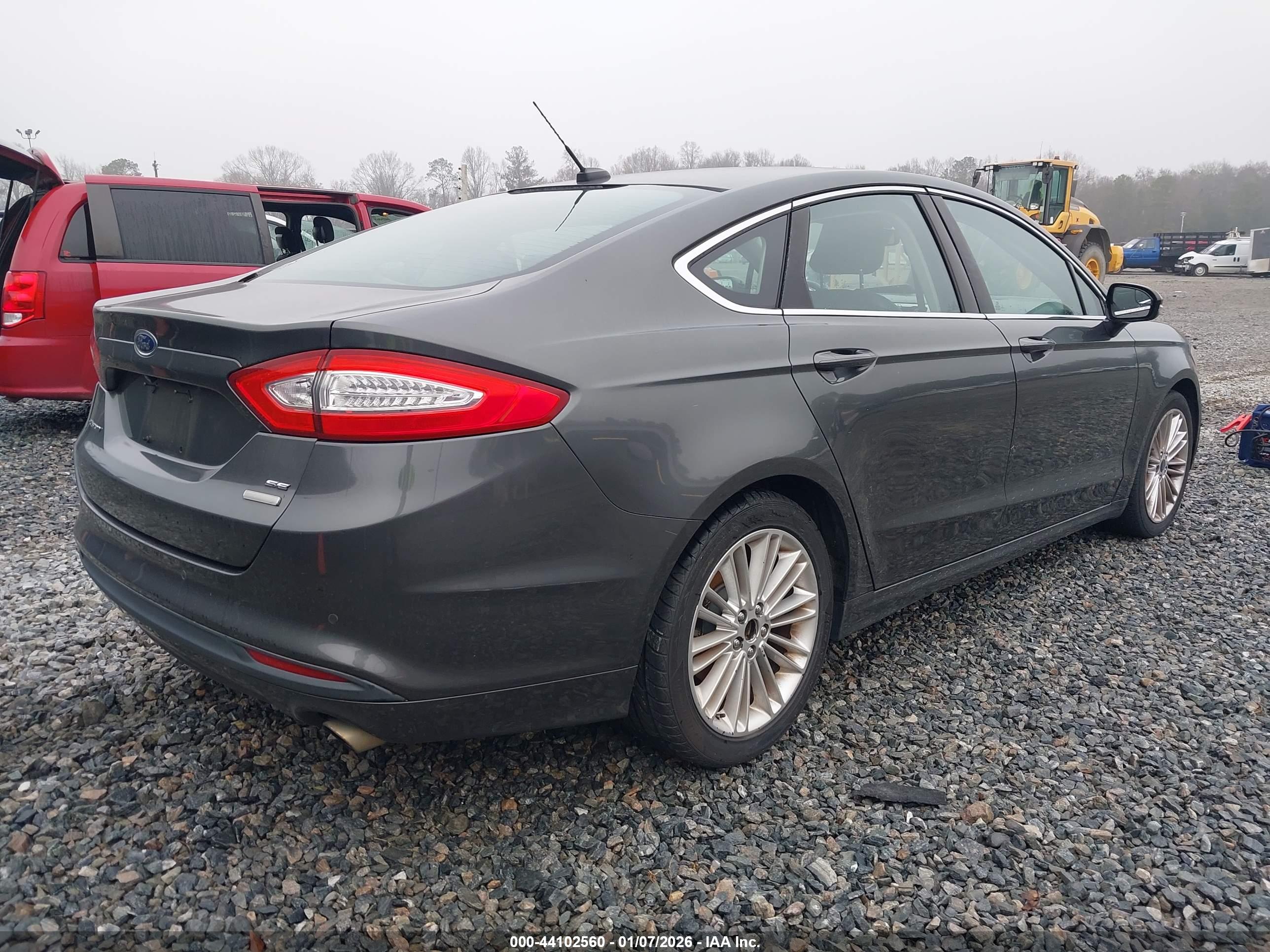 FORD FUSION image 4