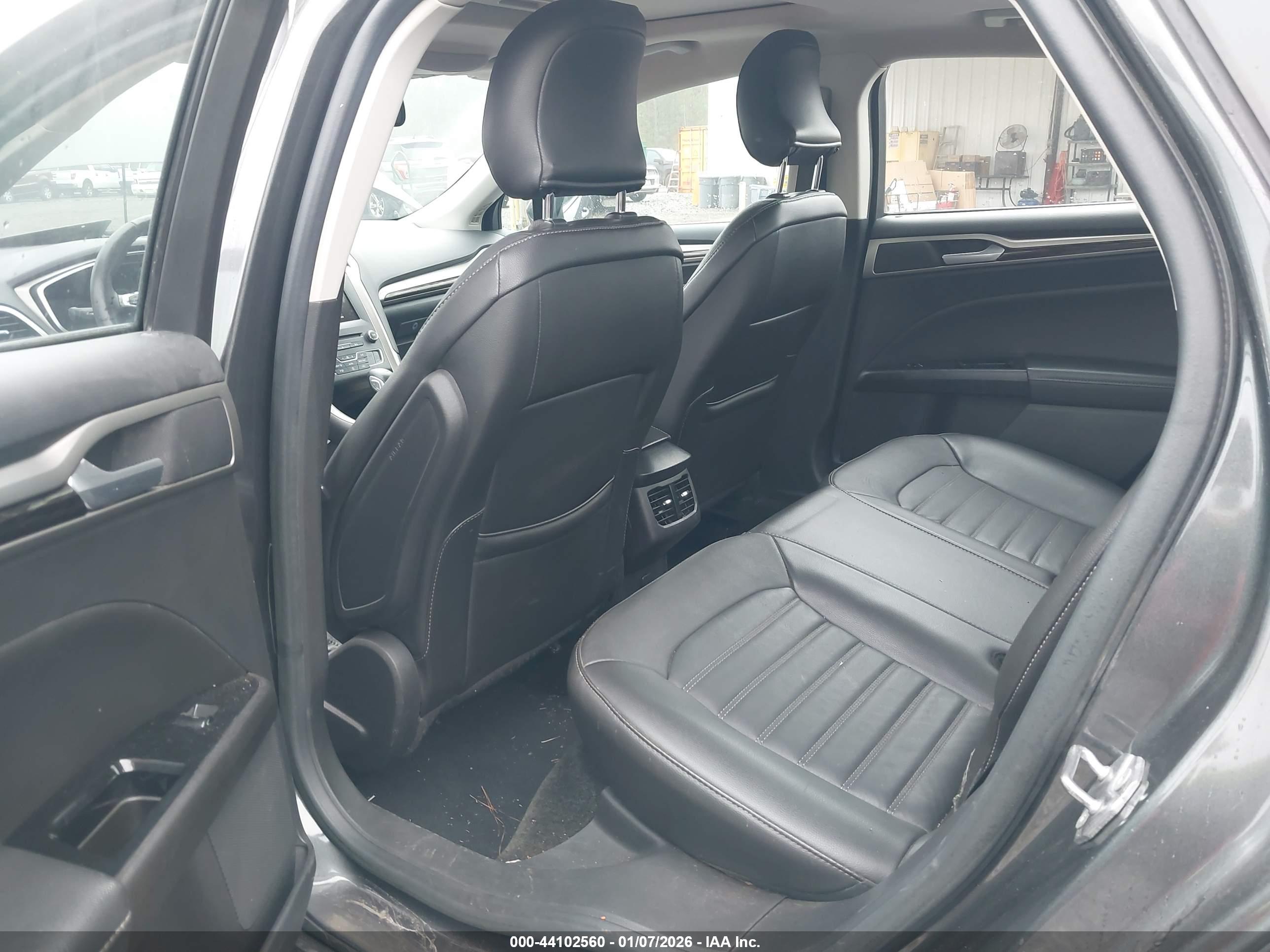 FORD FUSION image 8