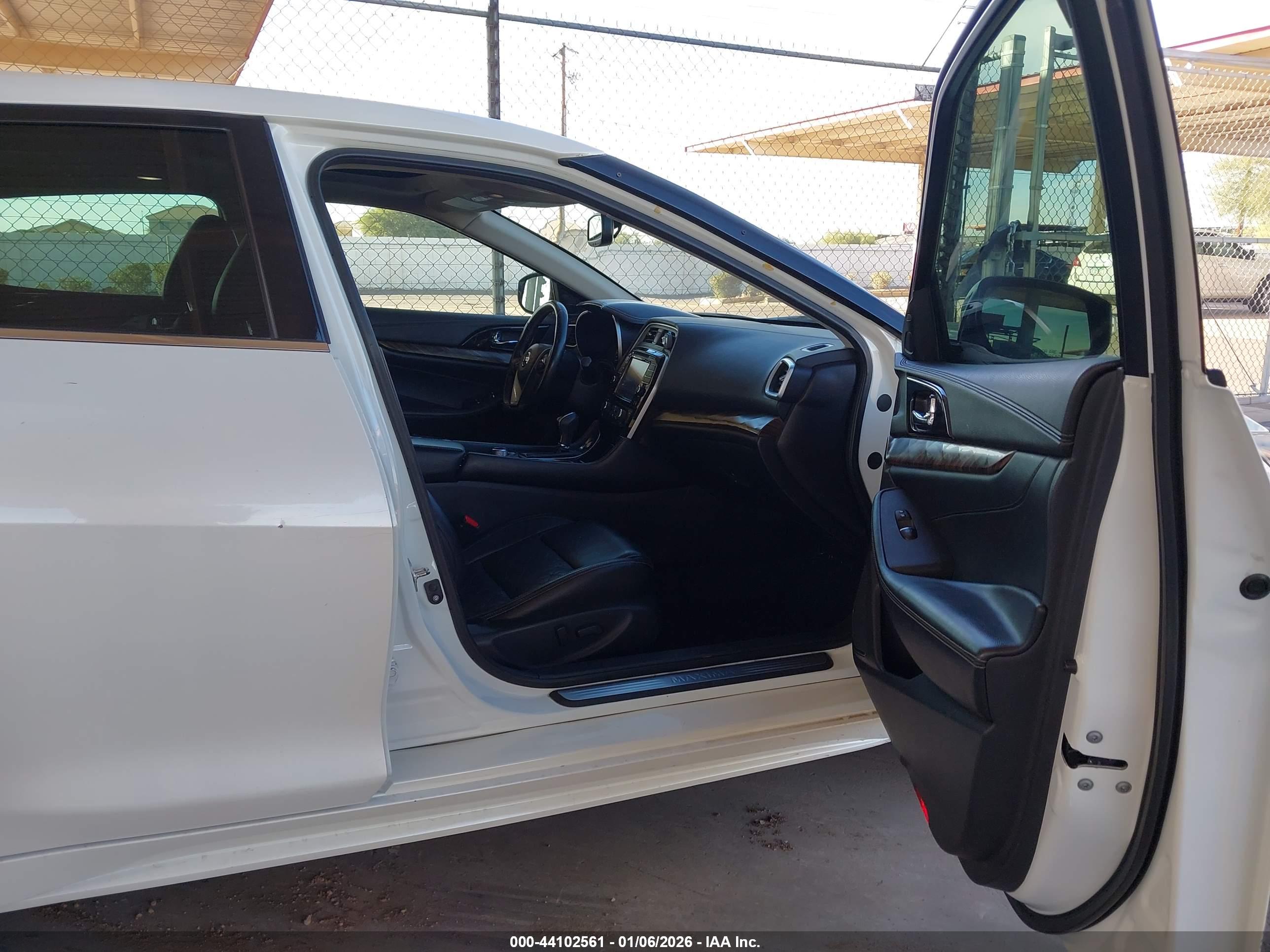 NISSAN MAXIMA image 5
