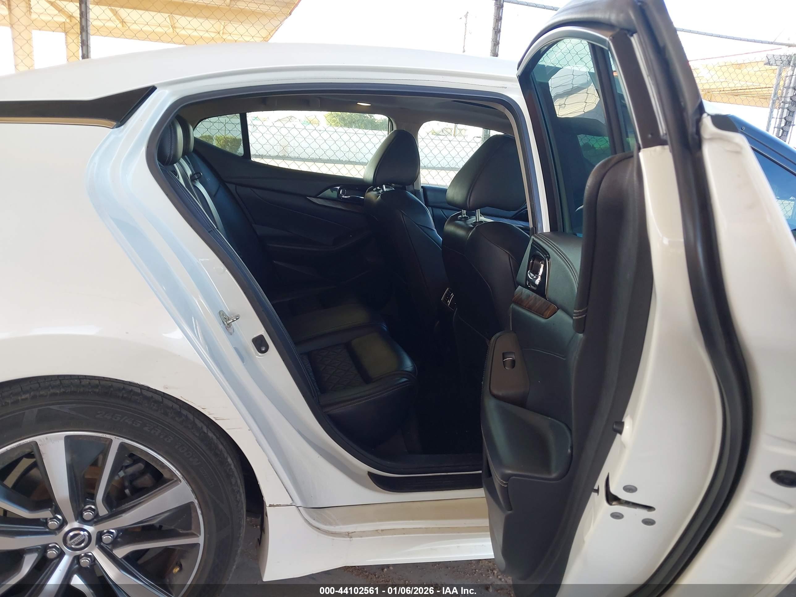 NISSAN MAXIMA image 8