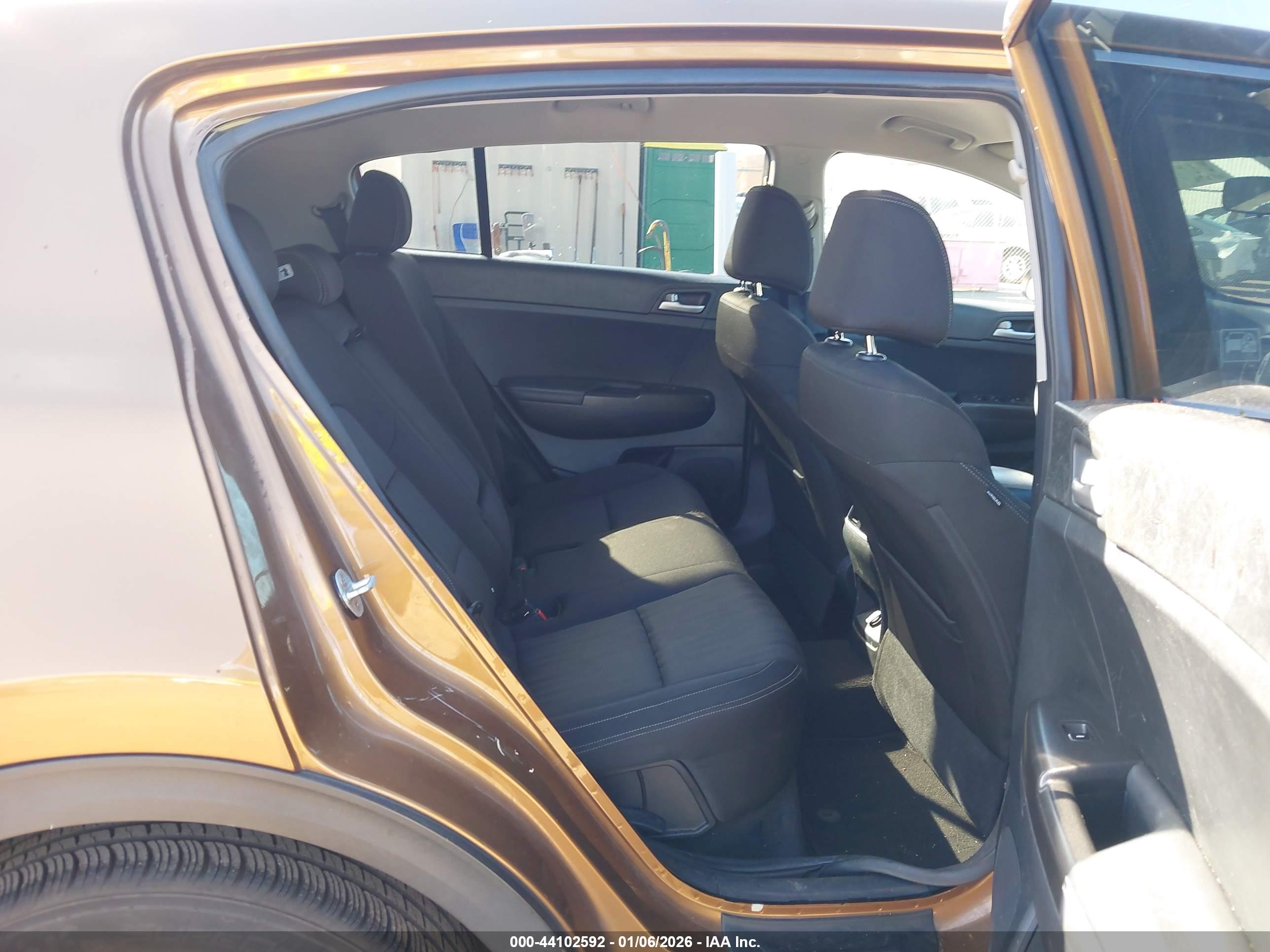 KIA SPORTAGE image 8