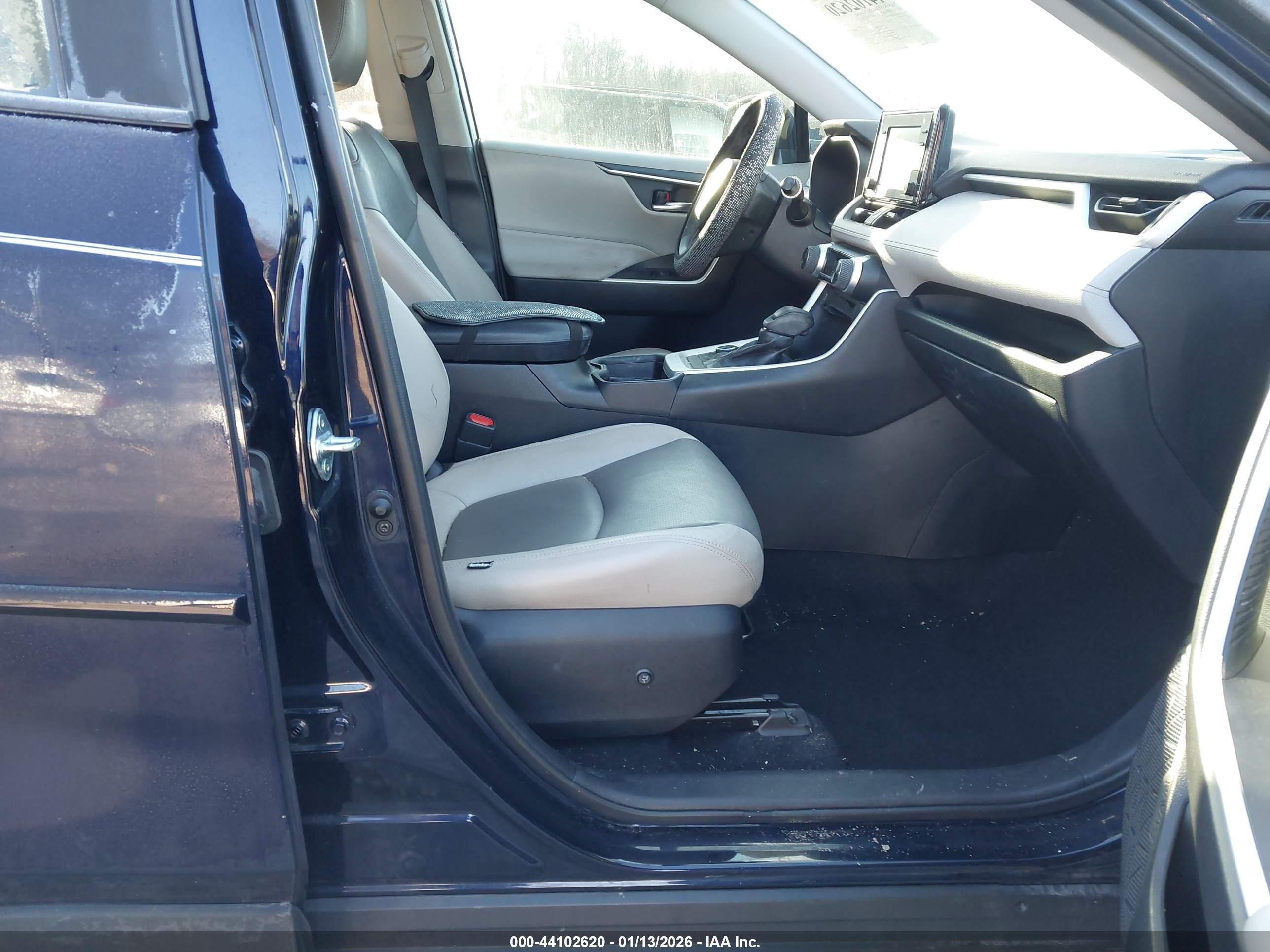 TOYOTA RAV4 image 5
