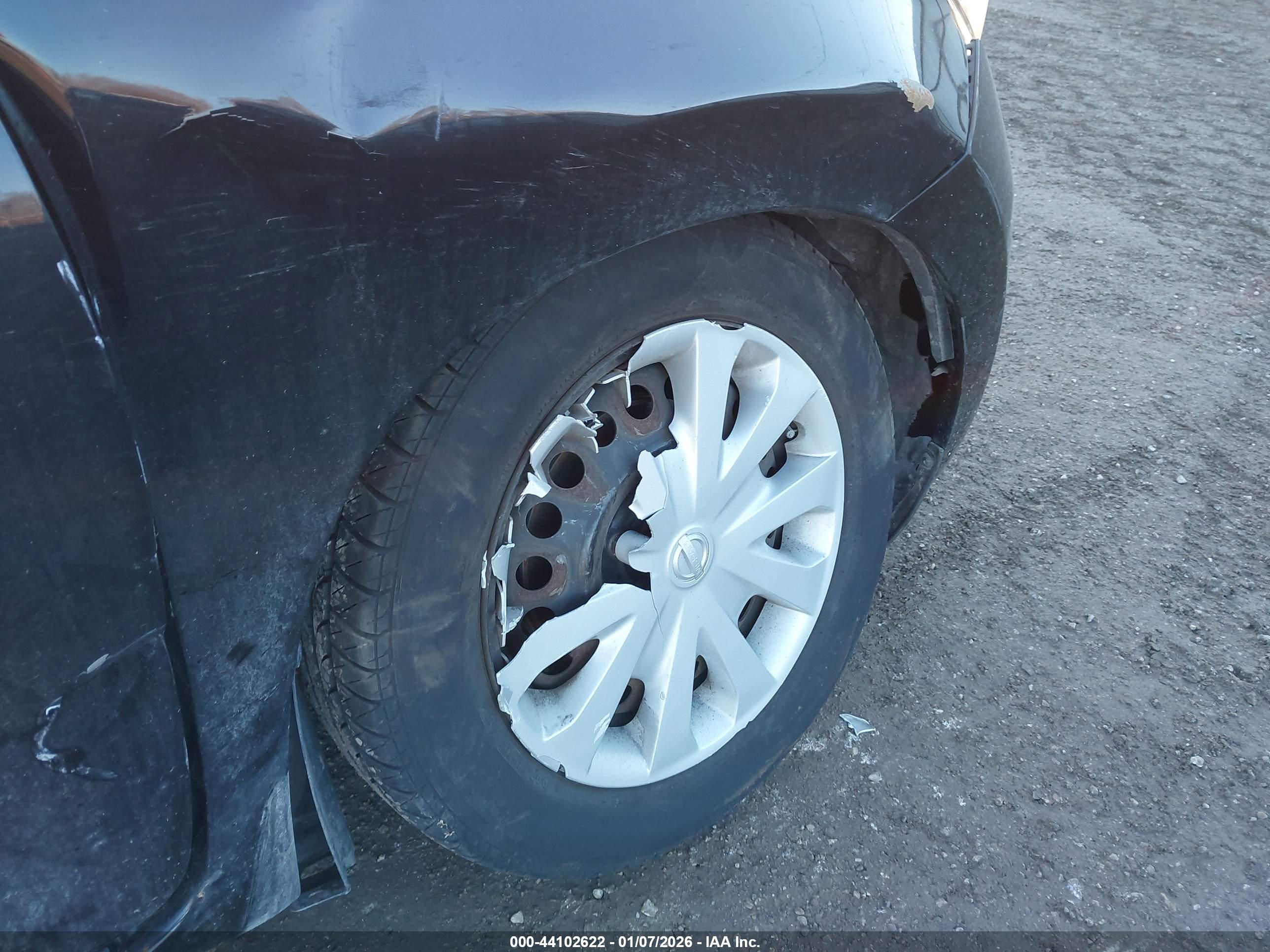 NISSAN VERSA image 6