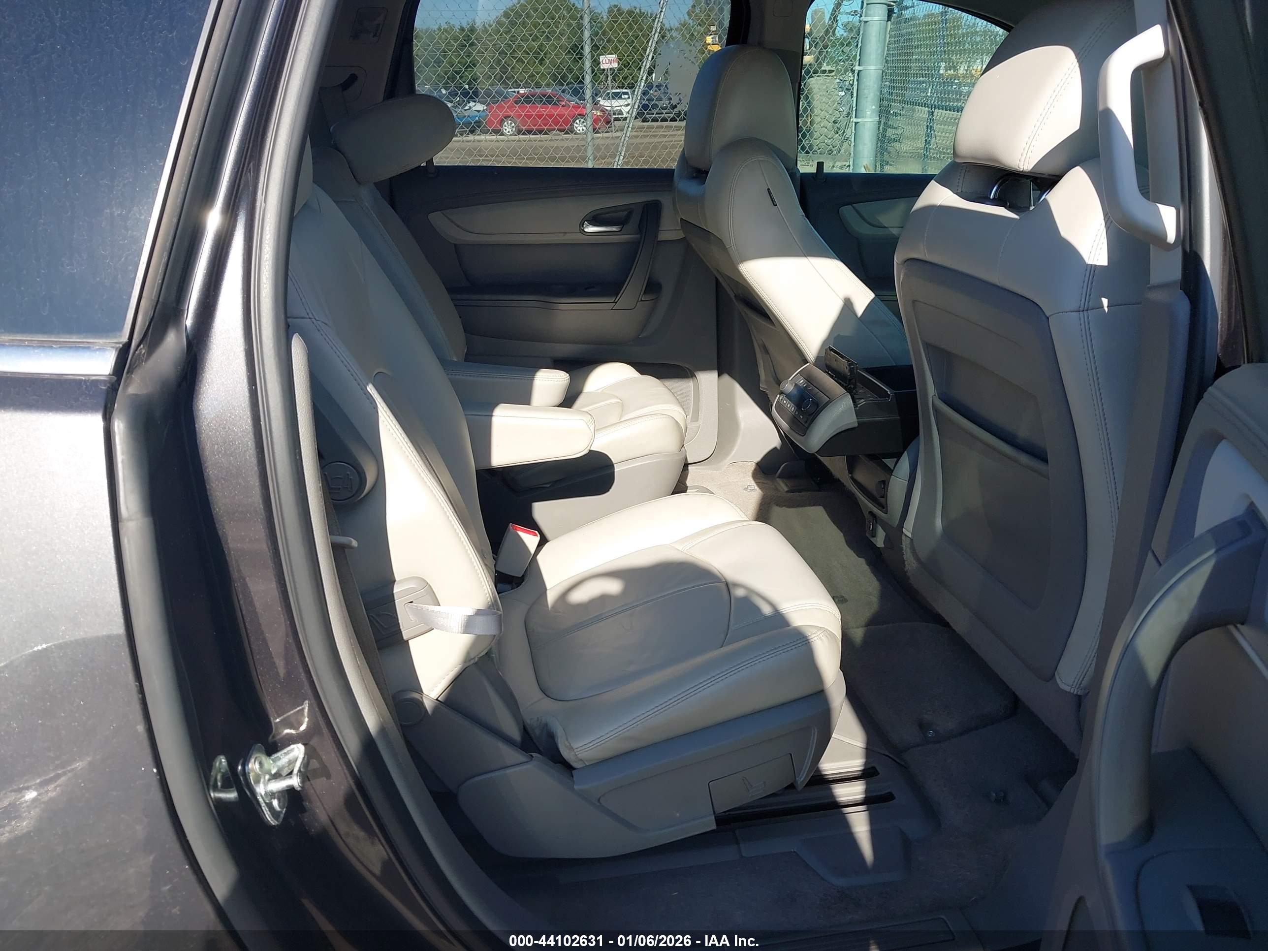 CHEVROLET TRAVERSE image 8