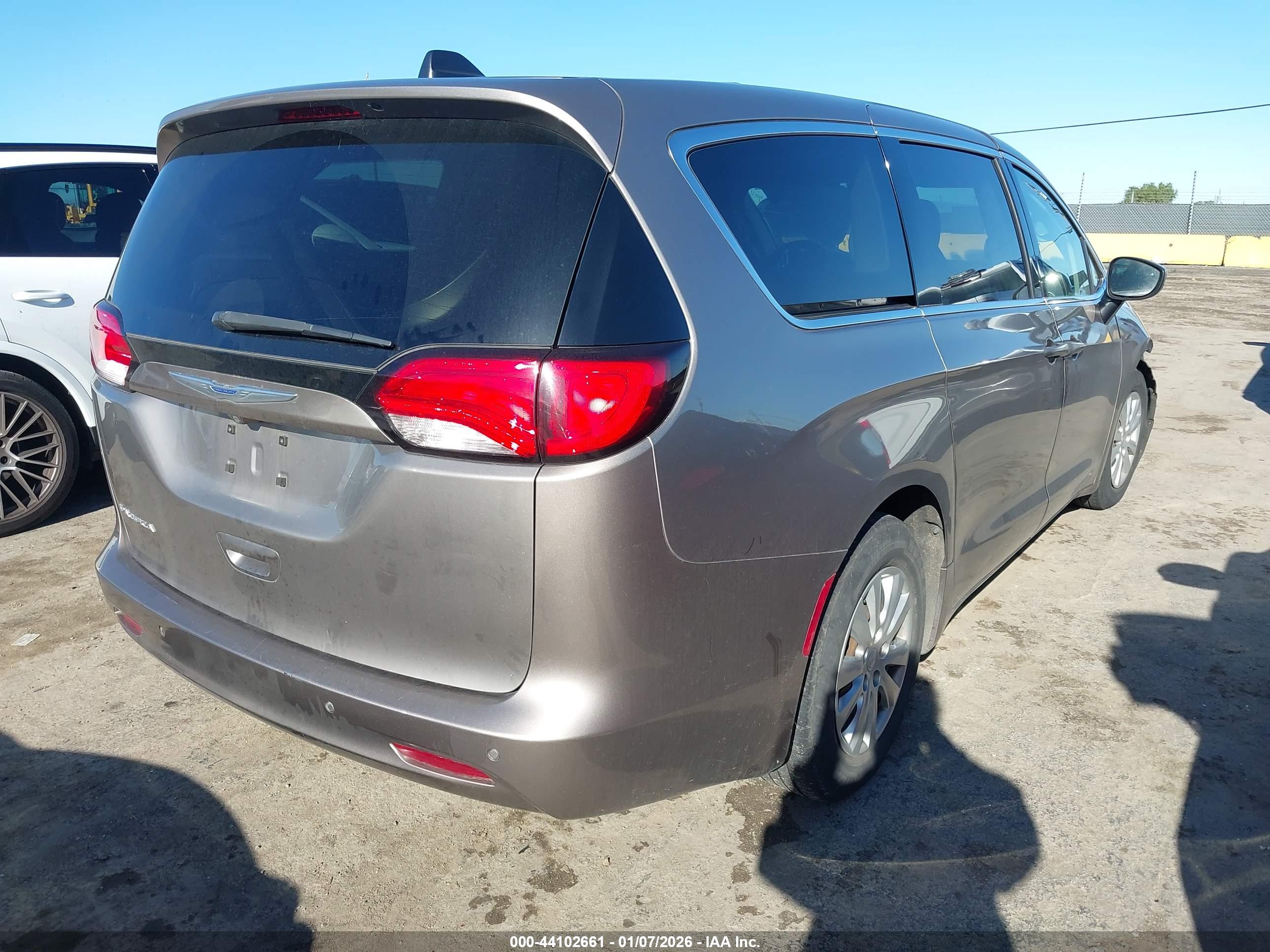 CHRYSLER PACIFICA image 4