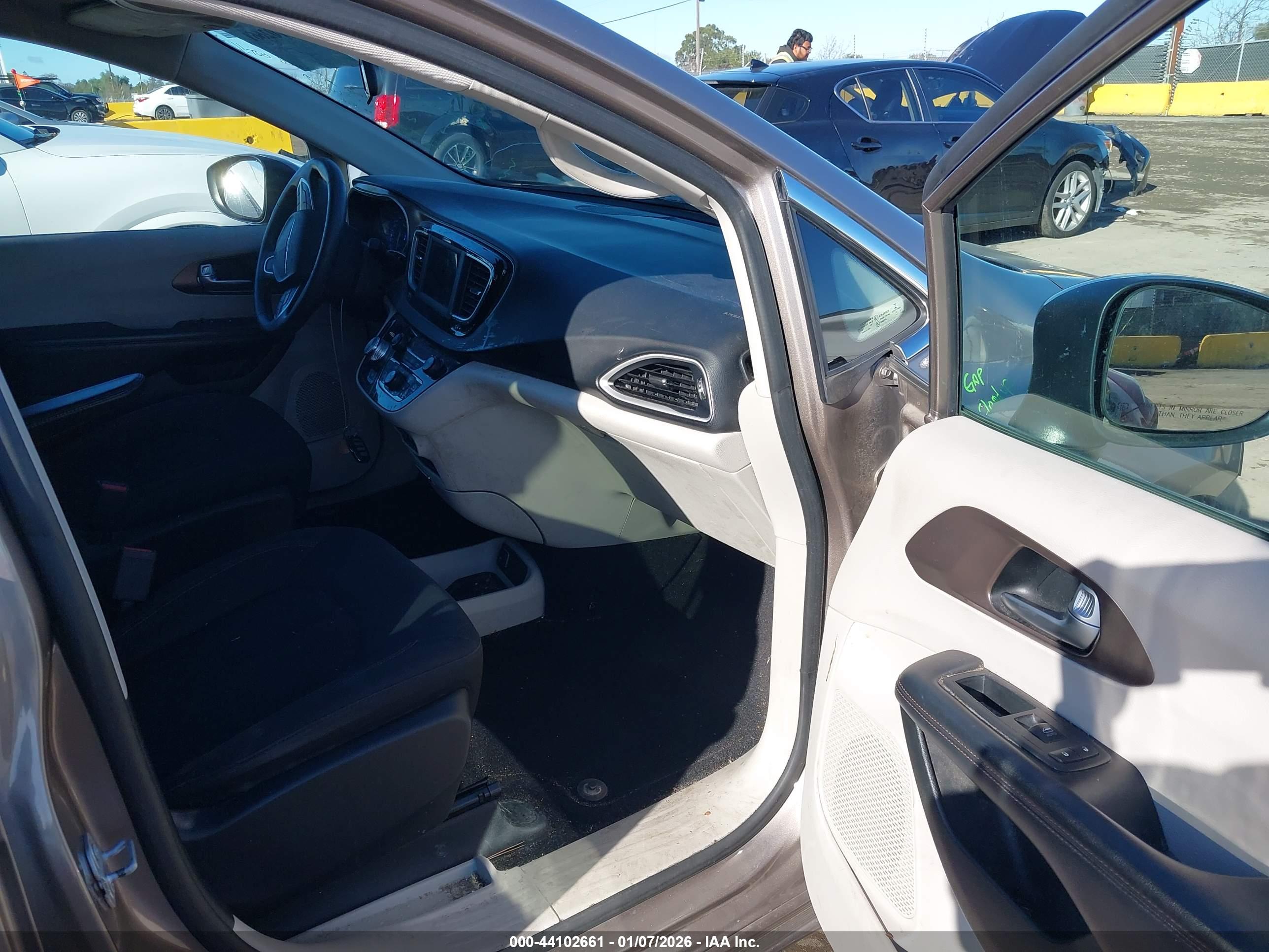 CHRYSLER PACIFICA image 5