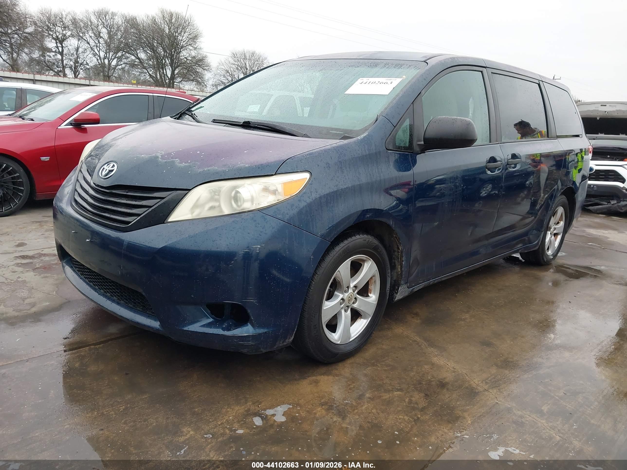 TOYOTA SIENNA image 2