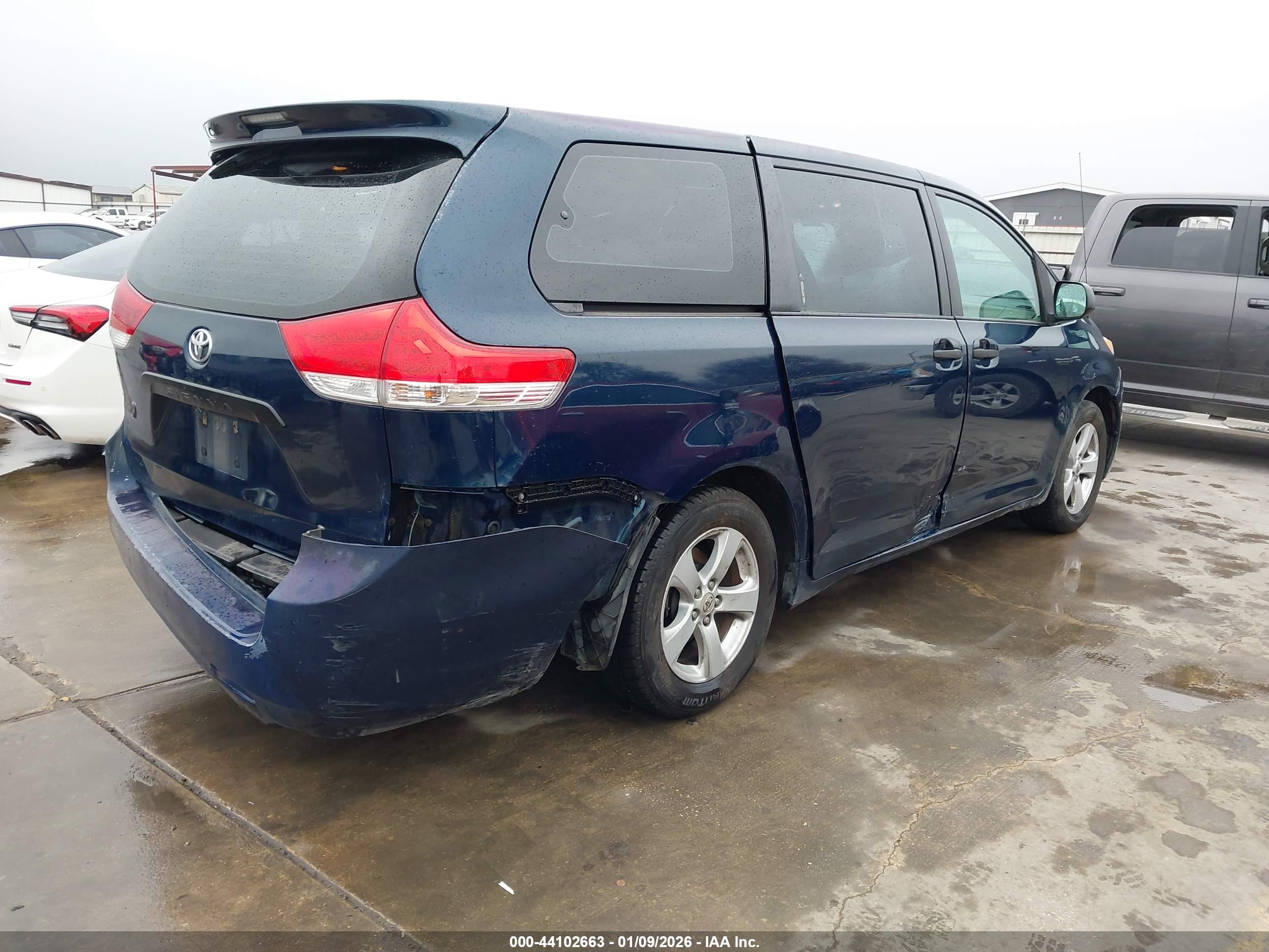 TOYOTA SIENNA image 4