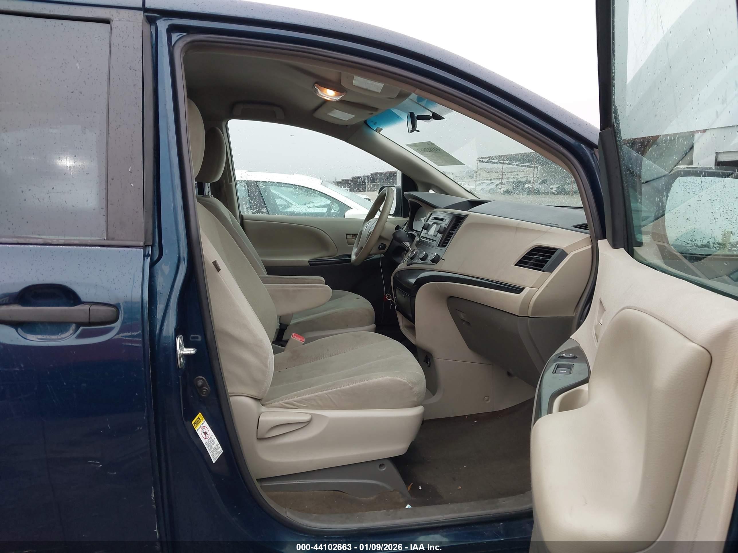 TOYOTA SIENNA image 5