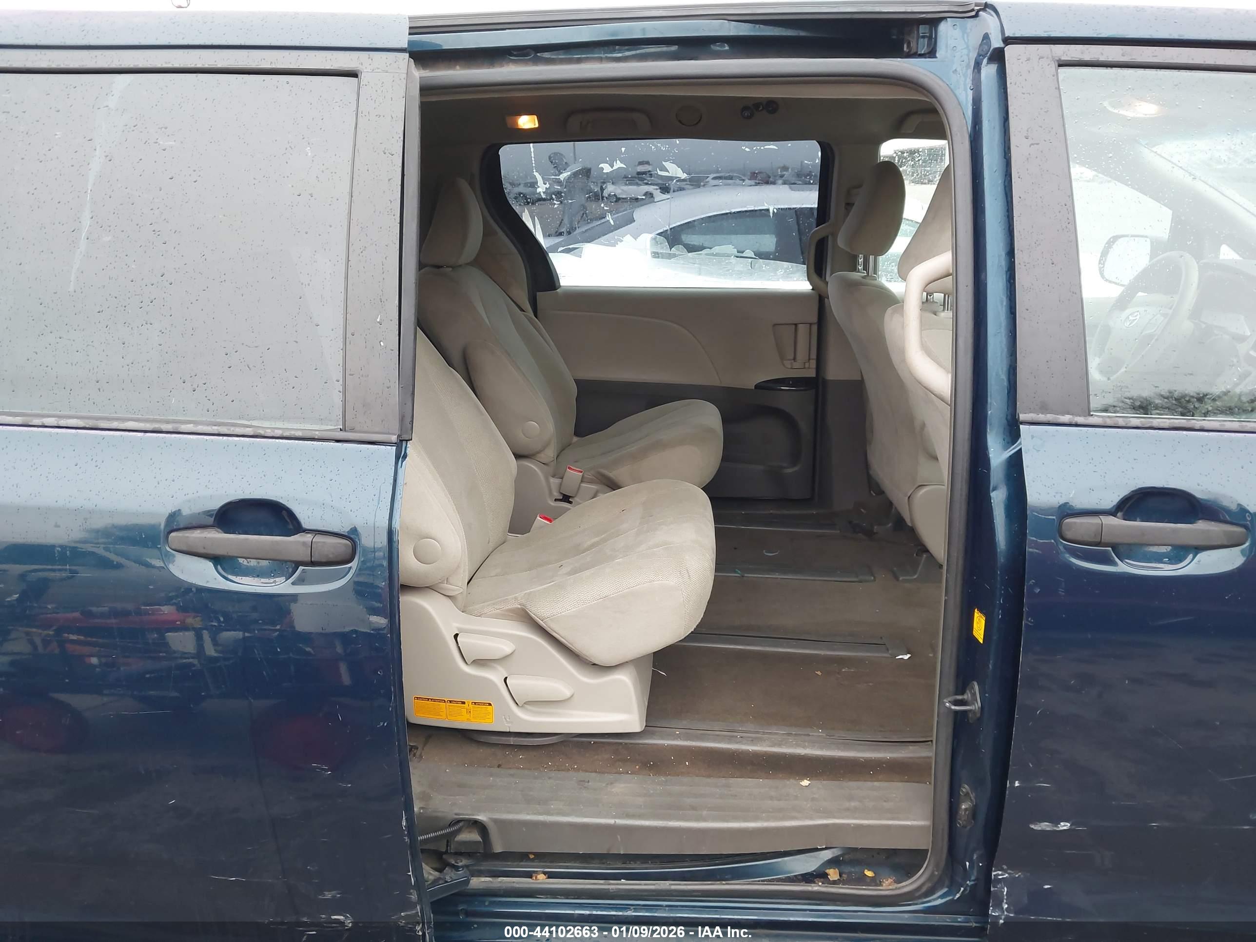 TOYOTA SIENNA image 8