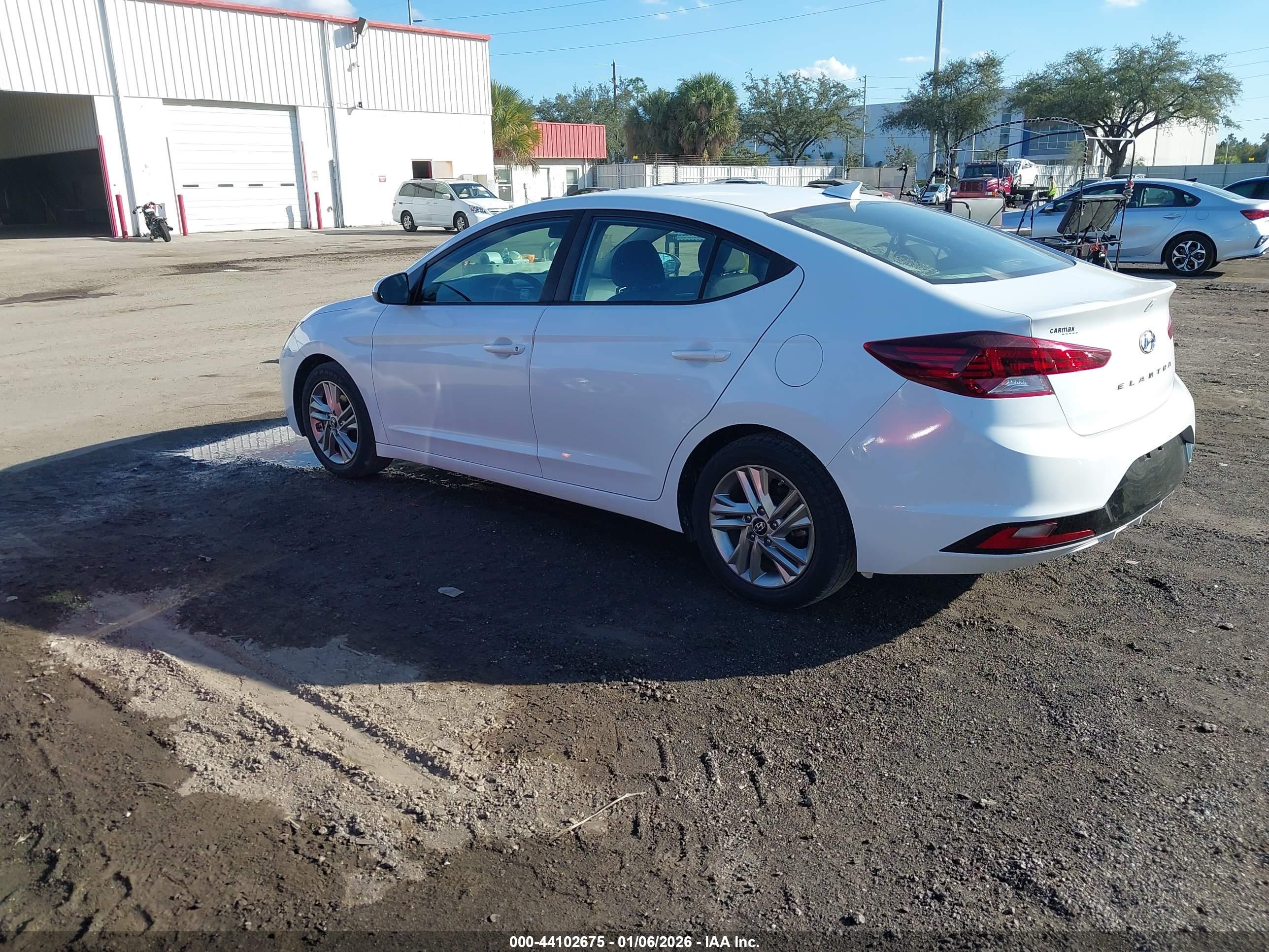 HYUNDAI ELANTRA image 3