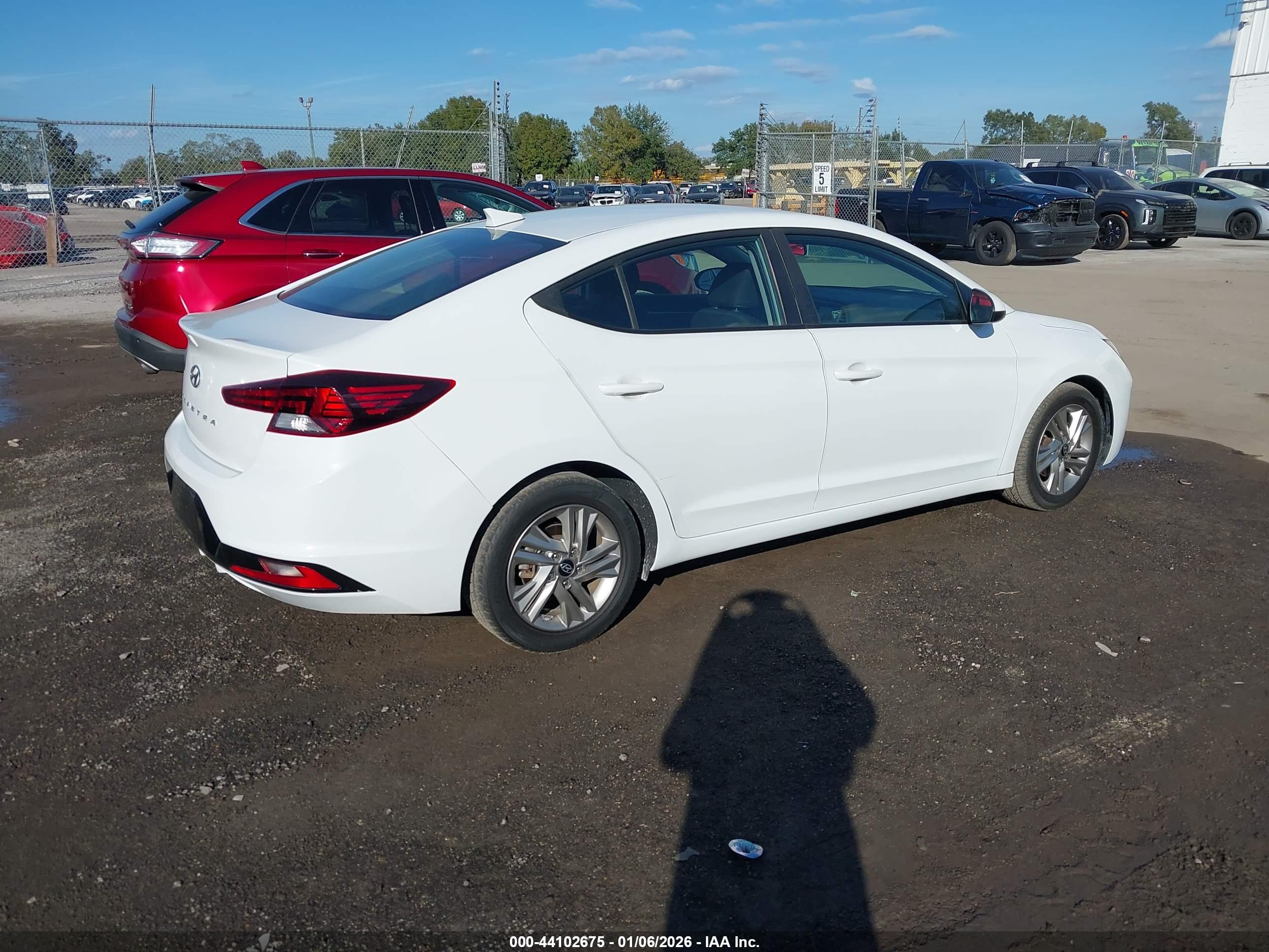 HYUNDAI ELANTRA image 4