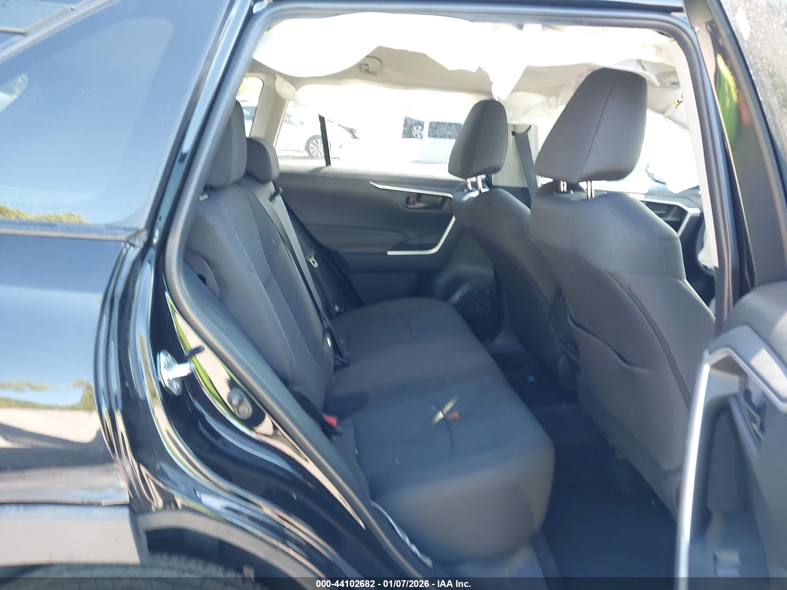 TOYOTA RAV4 image 8