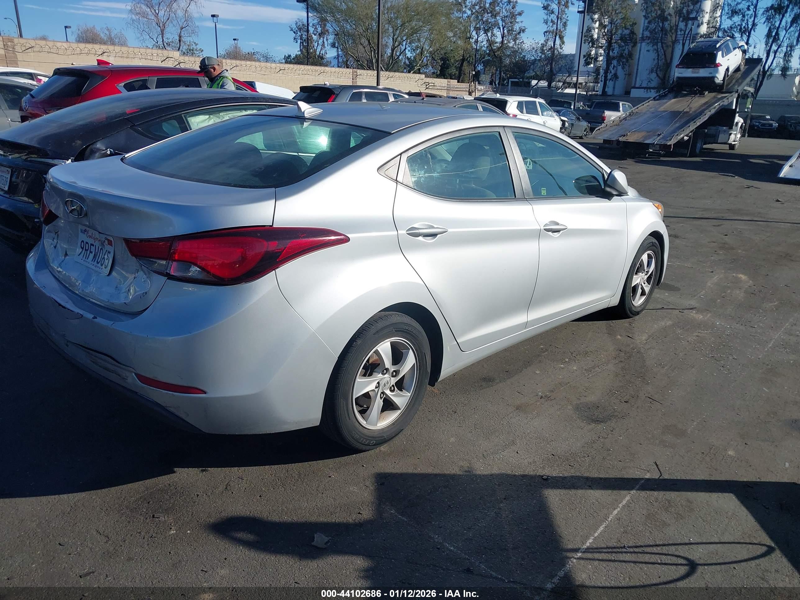 HYUNDAI ELANTRA image 4