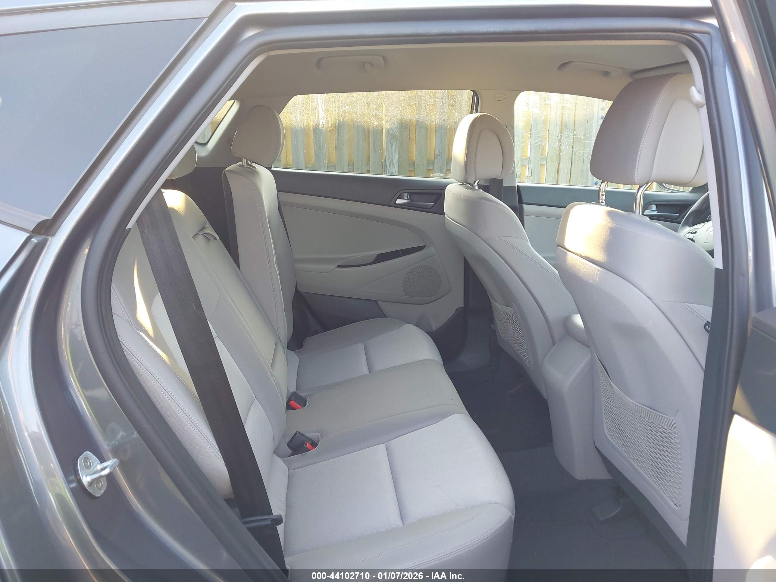 HYUNDAI TUCSON image 8