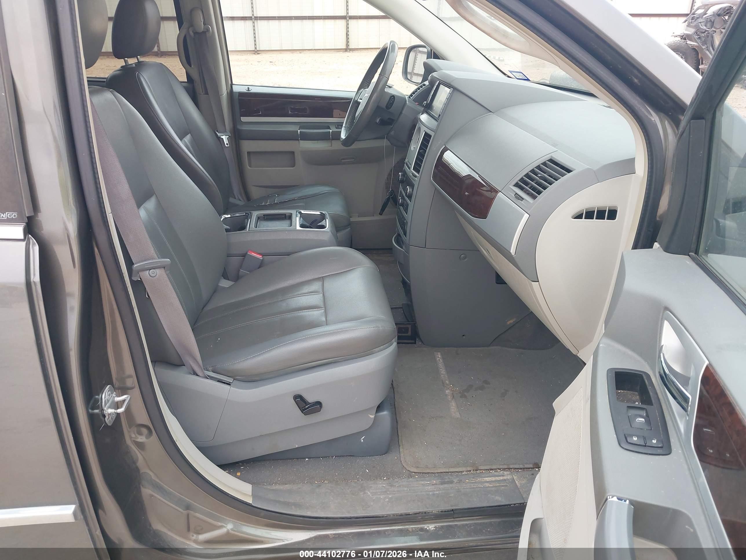 CHRYSLER TOWN image 5