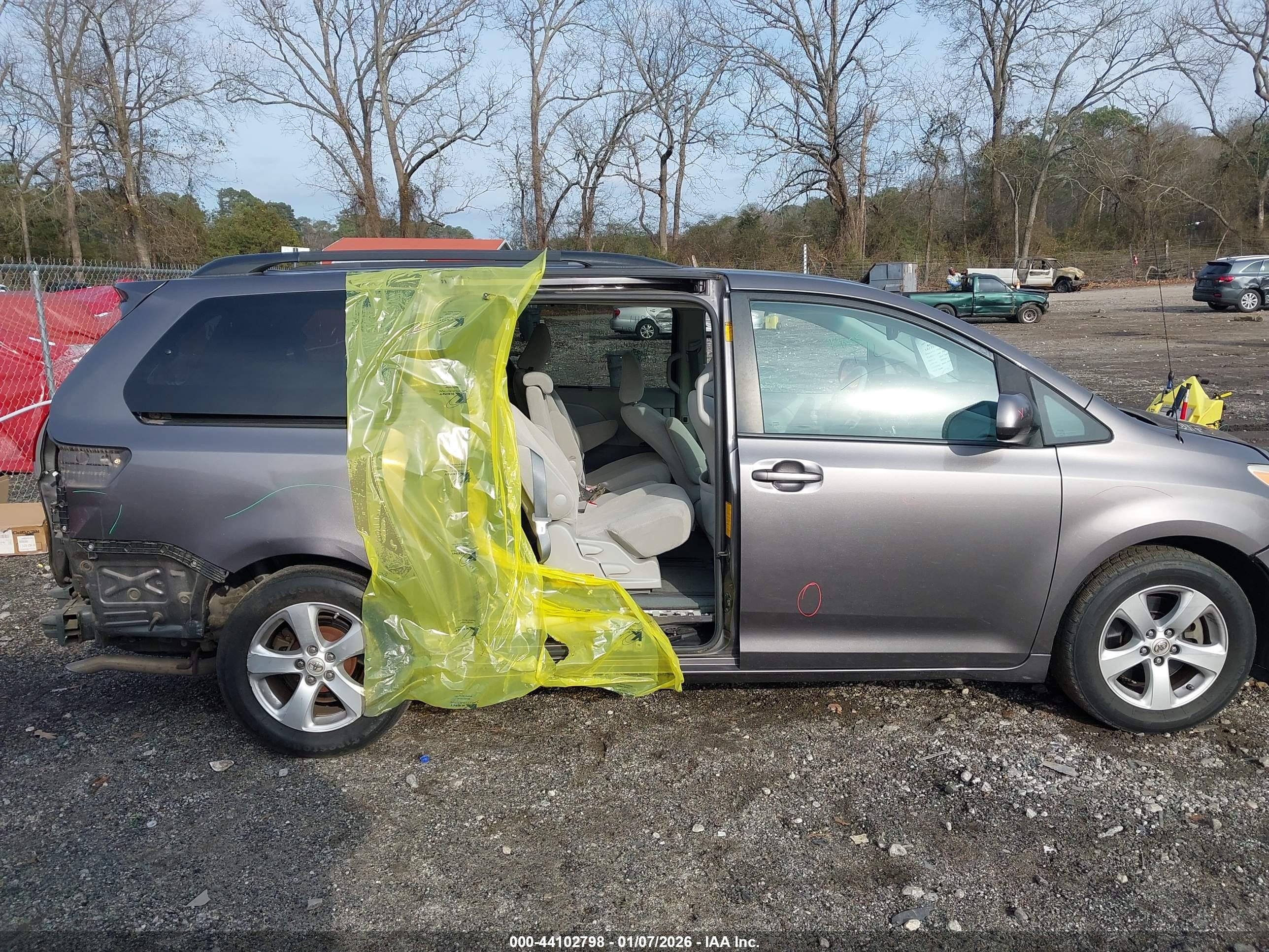 TOYOTA SIENNA image 6