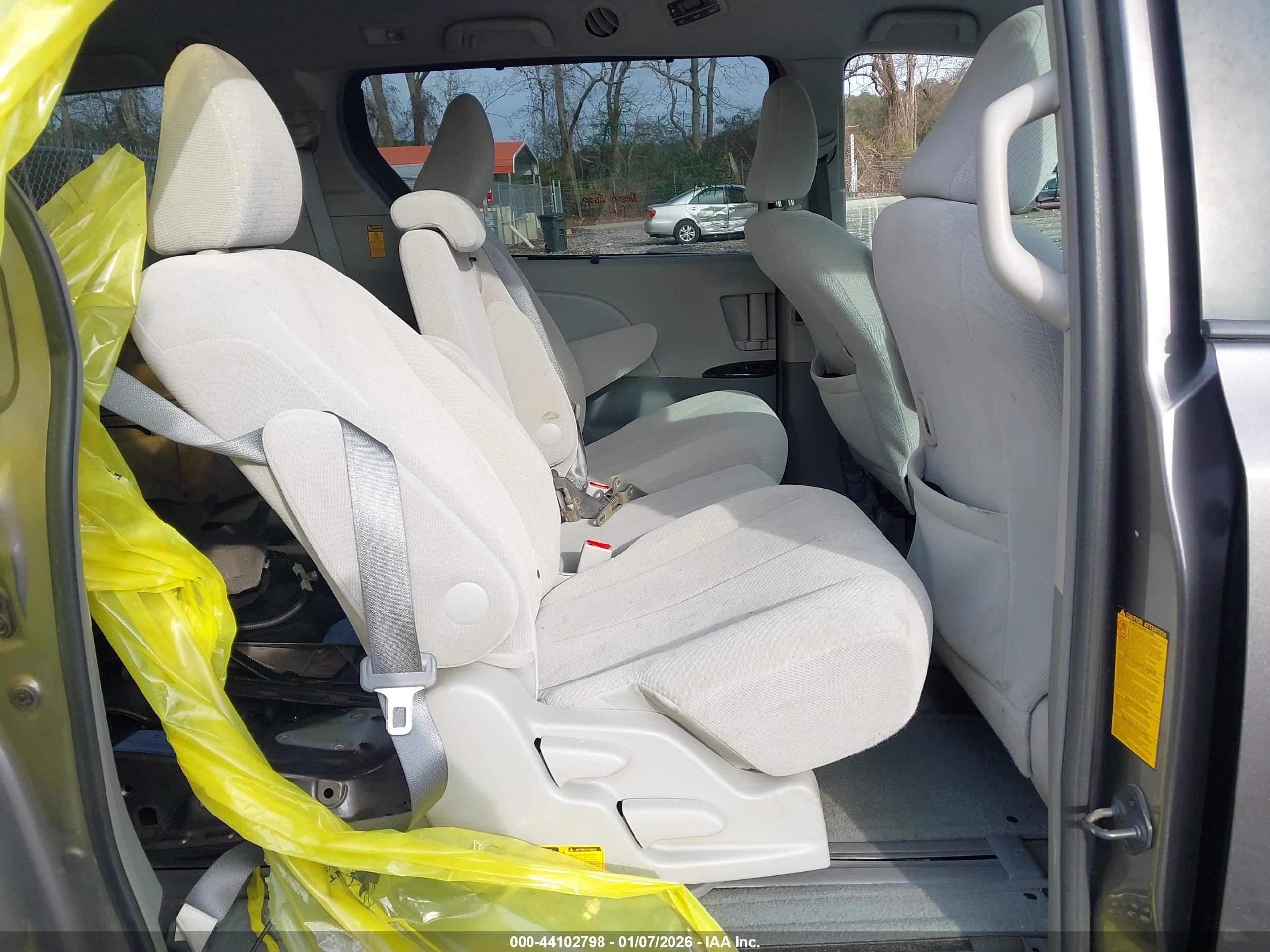 TOYOTA SIENNA image 8