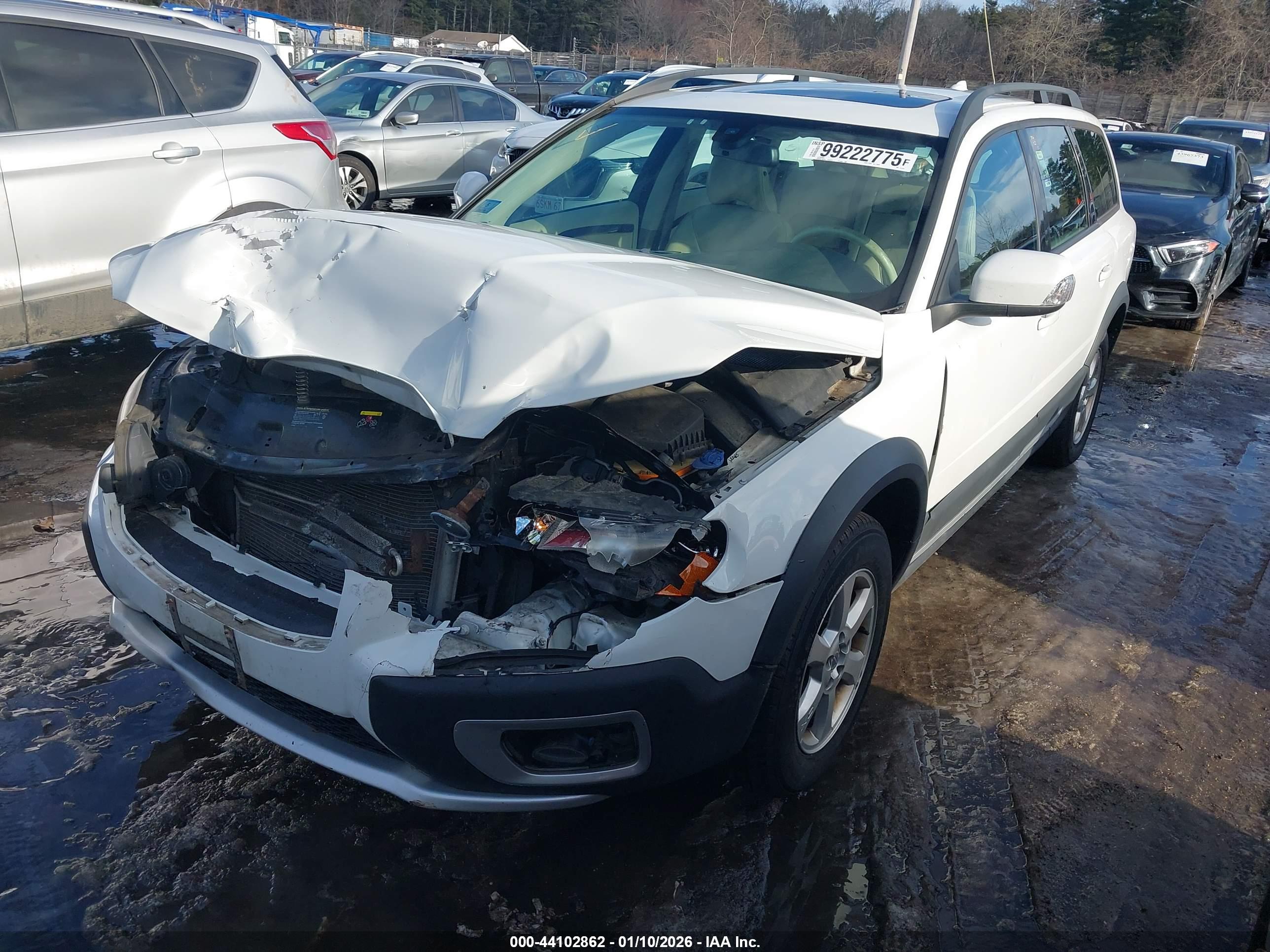 VOLVO XC70 image 2