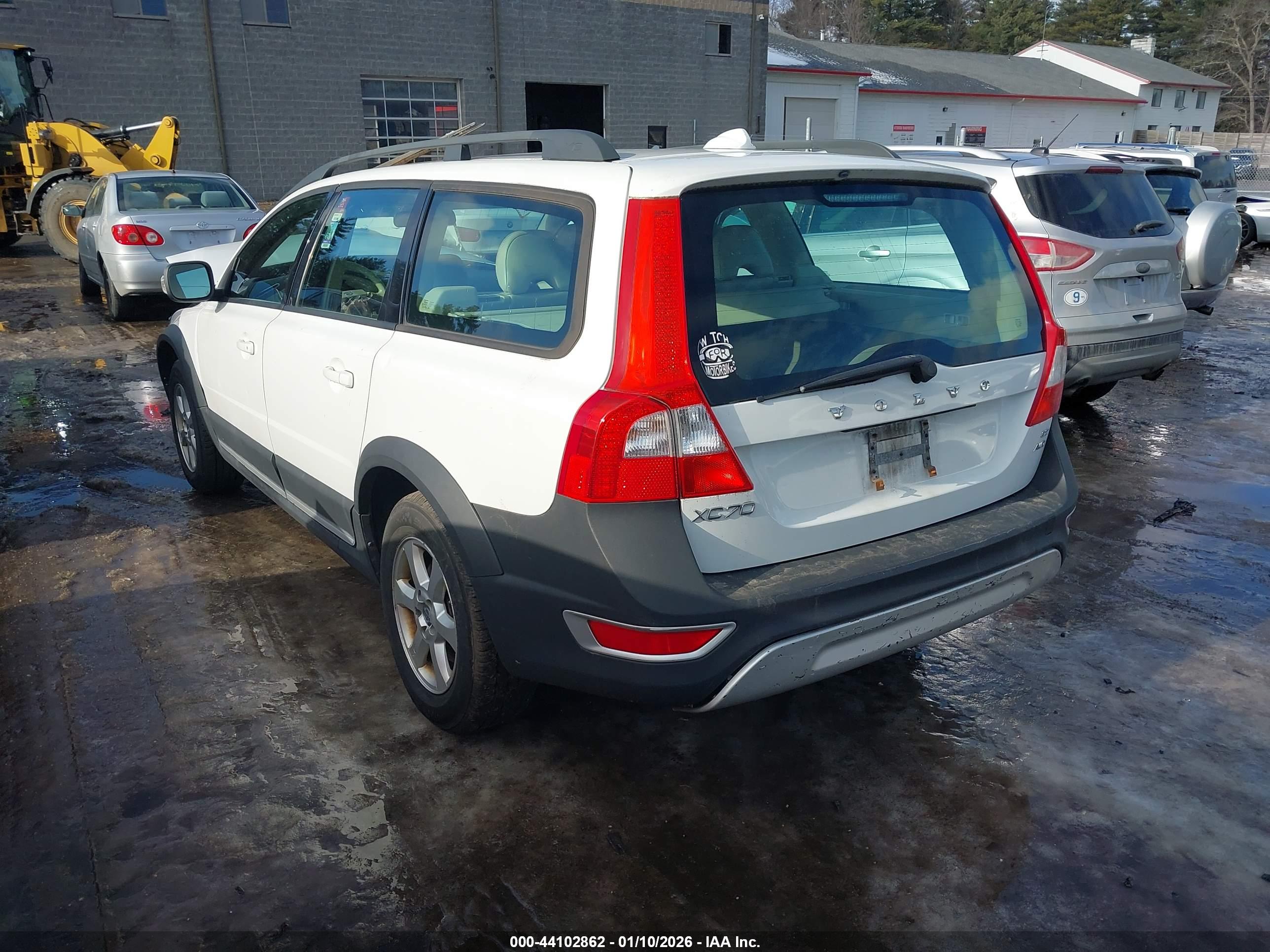 VOLVO XC70 image 3