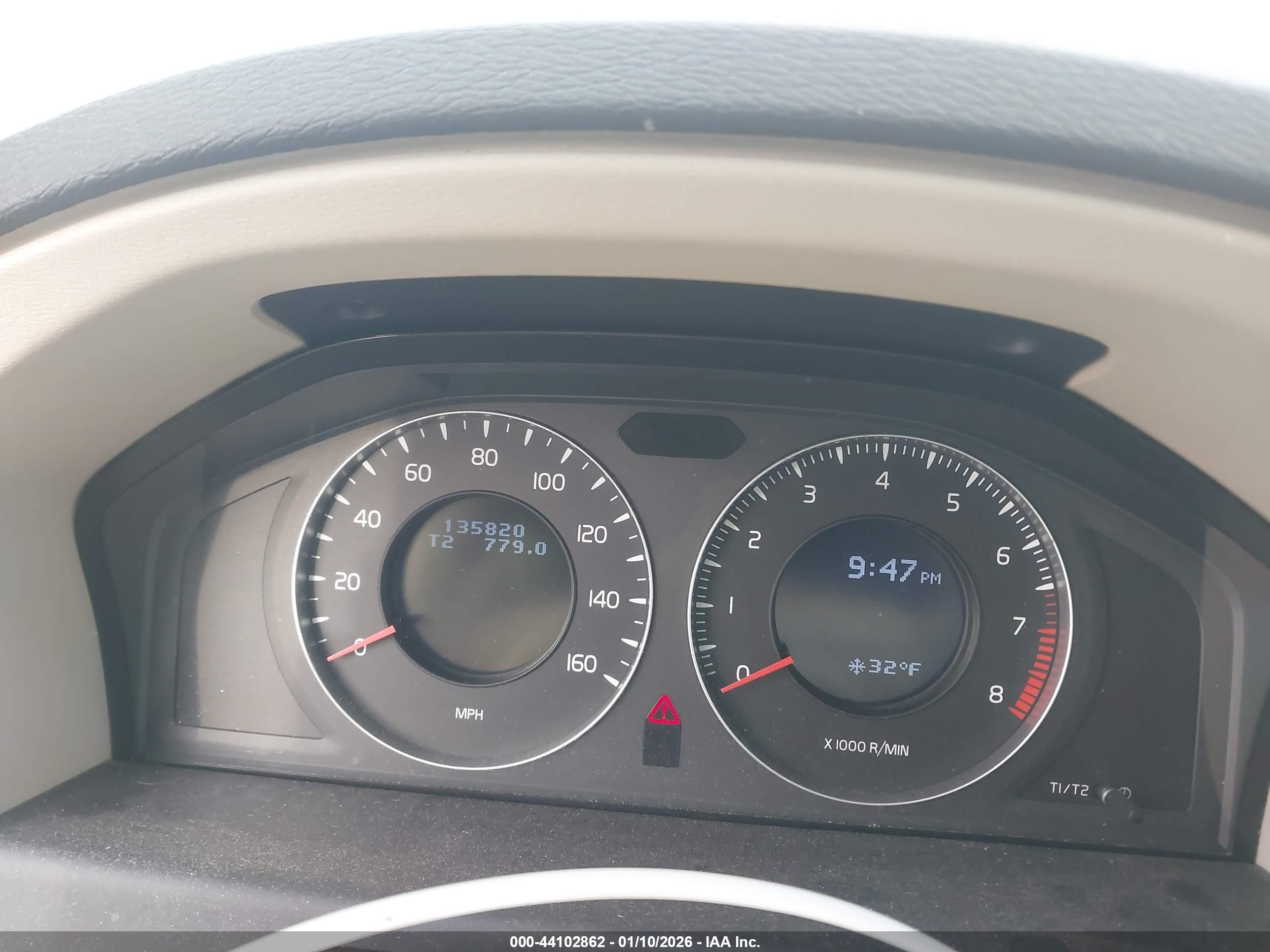 VOLVO XC70 image 7