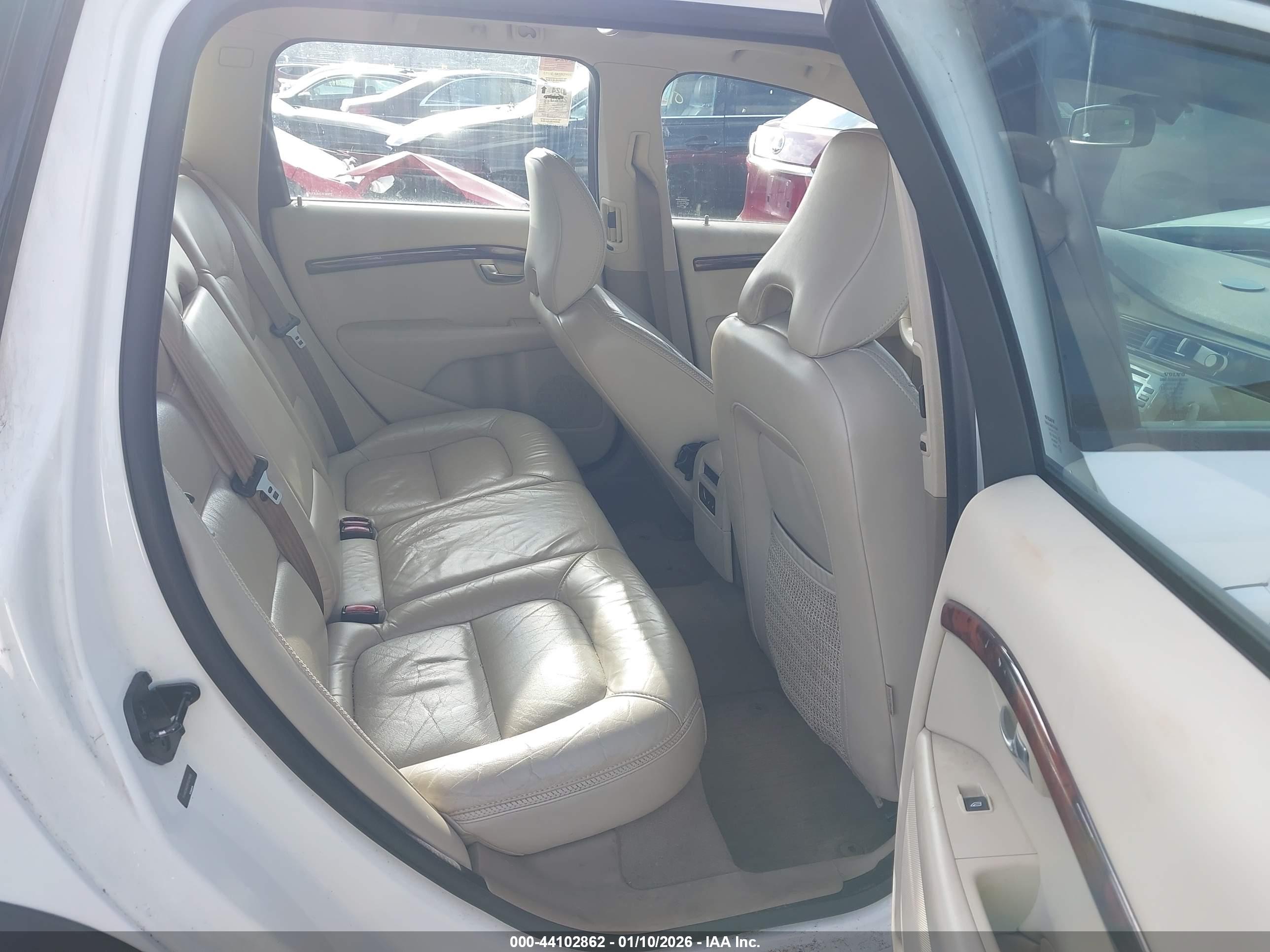 VOLVO XC70 image 8